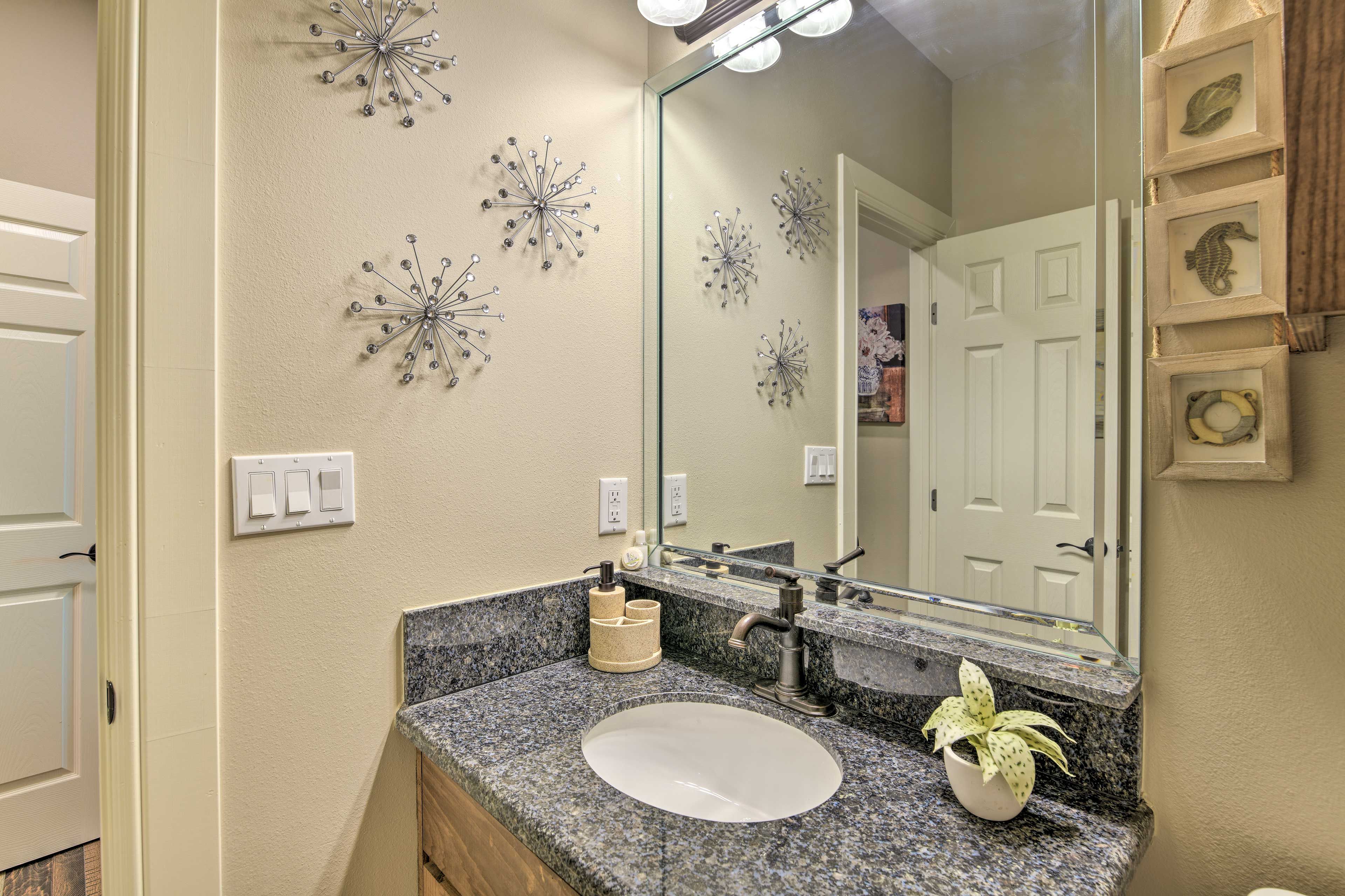 Full Bathroom | Complimentary Toiletries