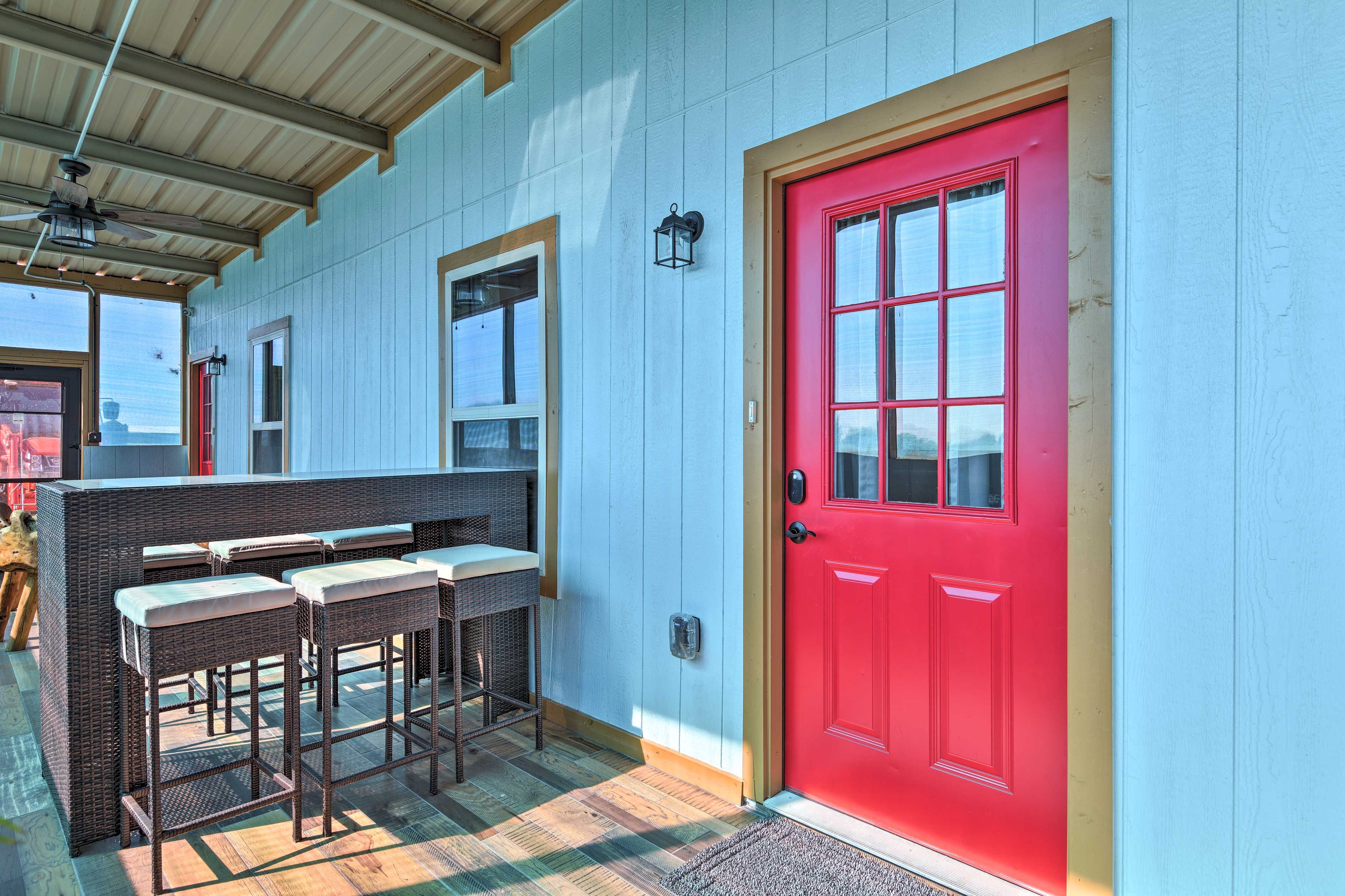 Screened Patio | High-Top Bistro Table & Seating