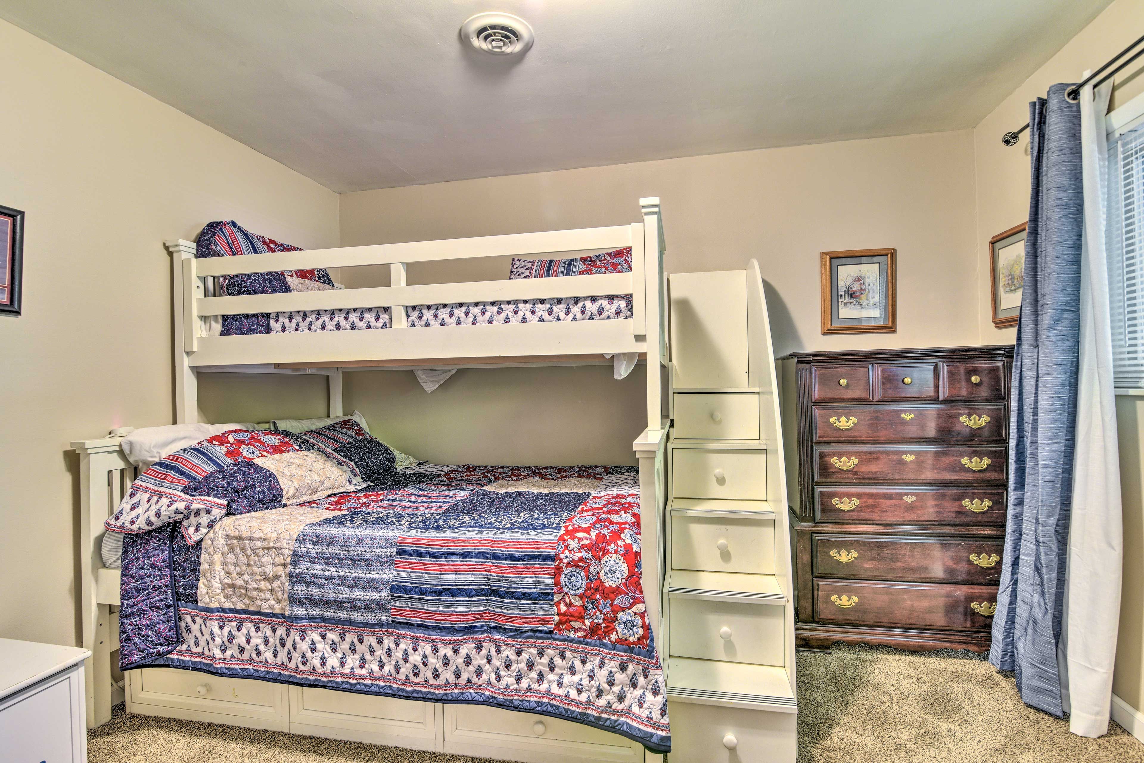 Bedroom 2 | Twin/Full Bunk Bed | Smart TV