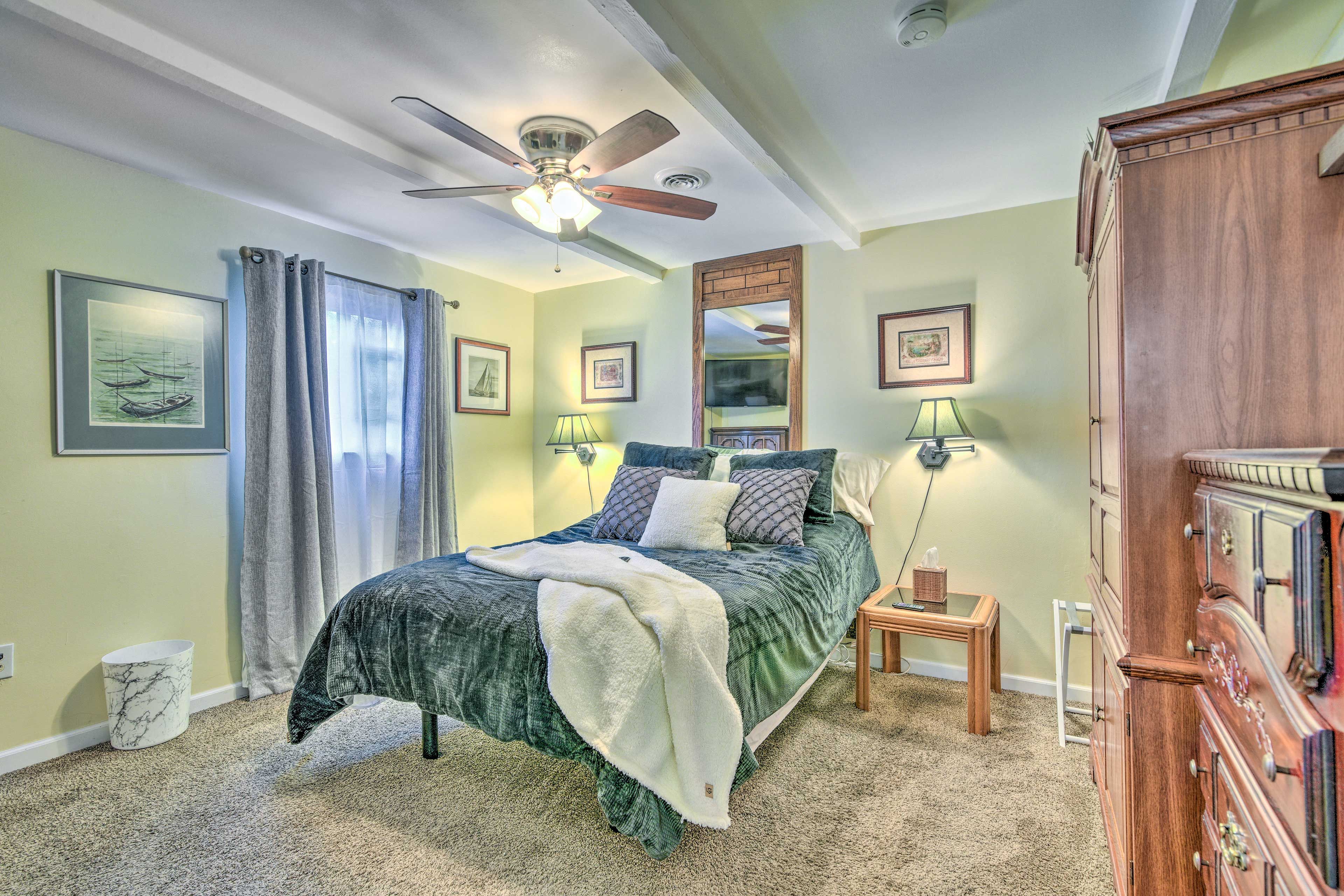 Bedroom 1 | Queen Bed | Smart TV