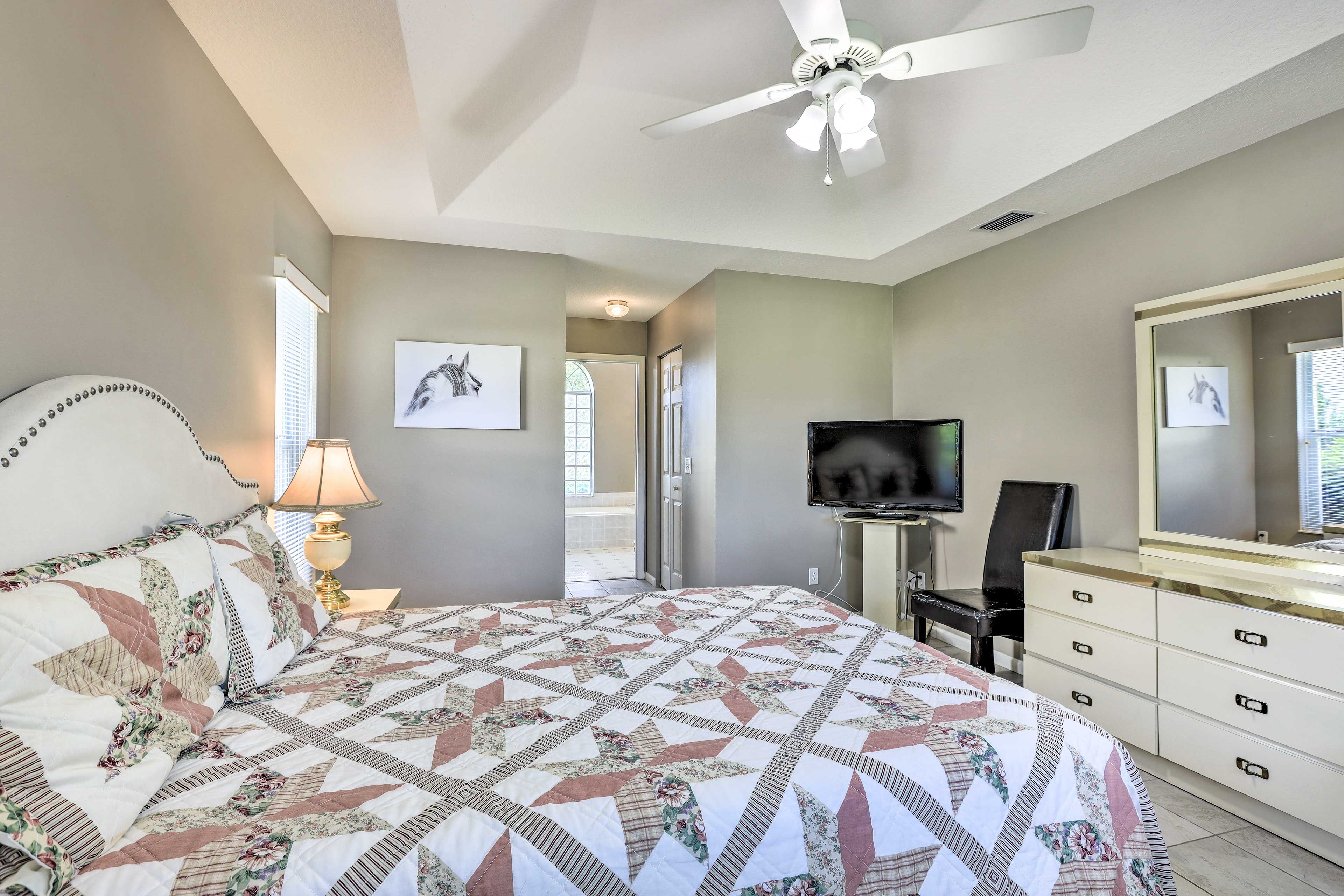 Bedroom 1 | Queen Bed | Cable TV | En-Suite Bathroom
