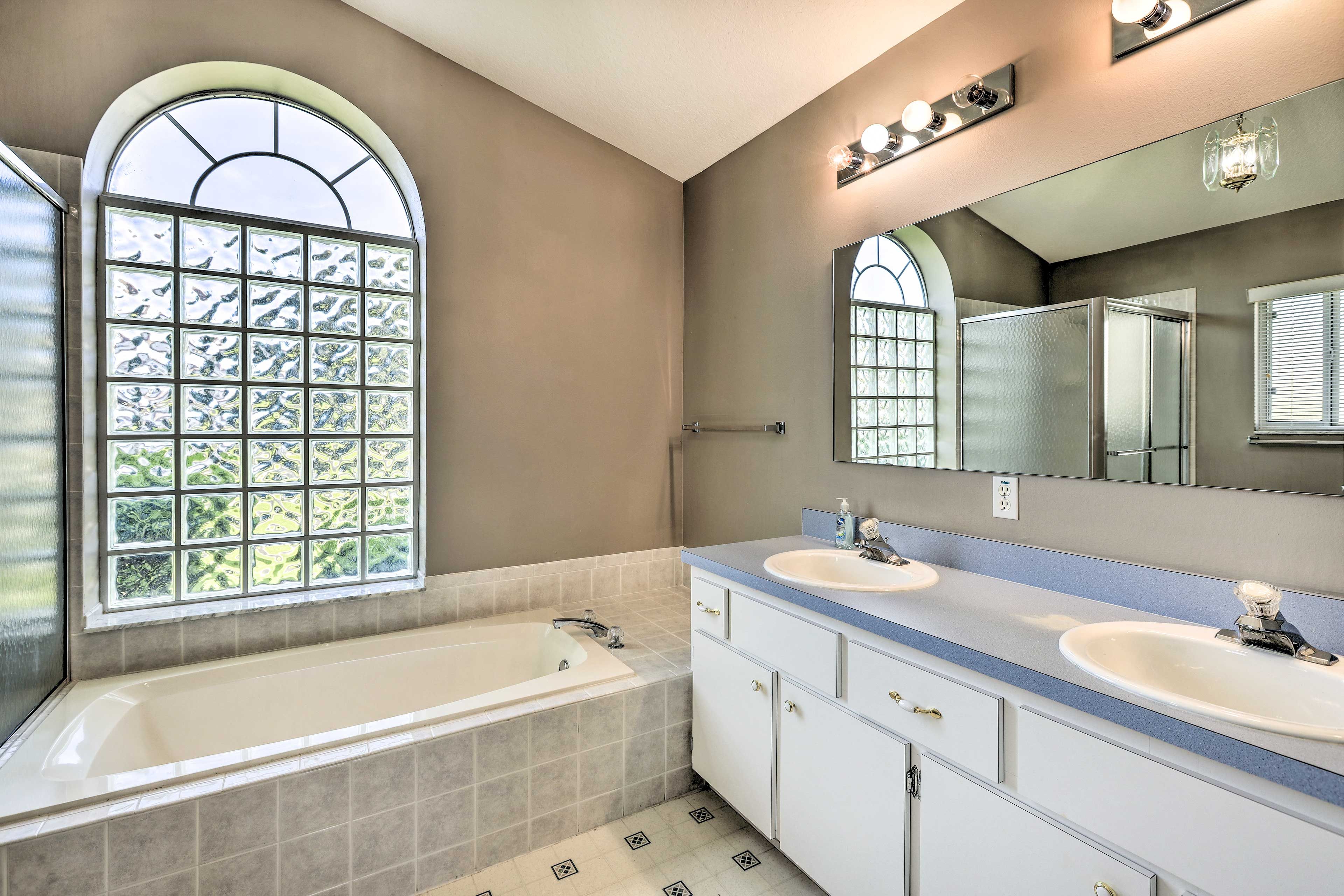 En-Suite Bathroom | Linens & Towels | Hair Dryer