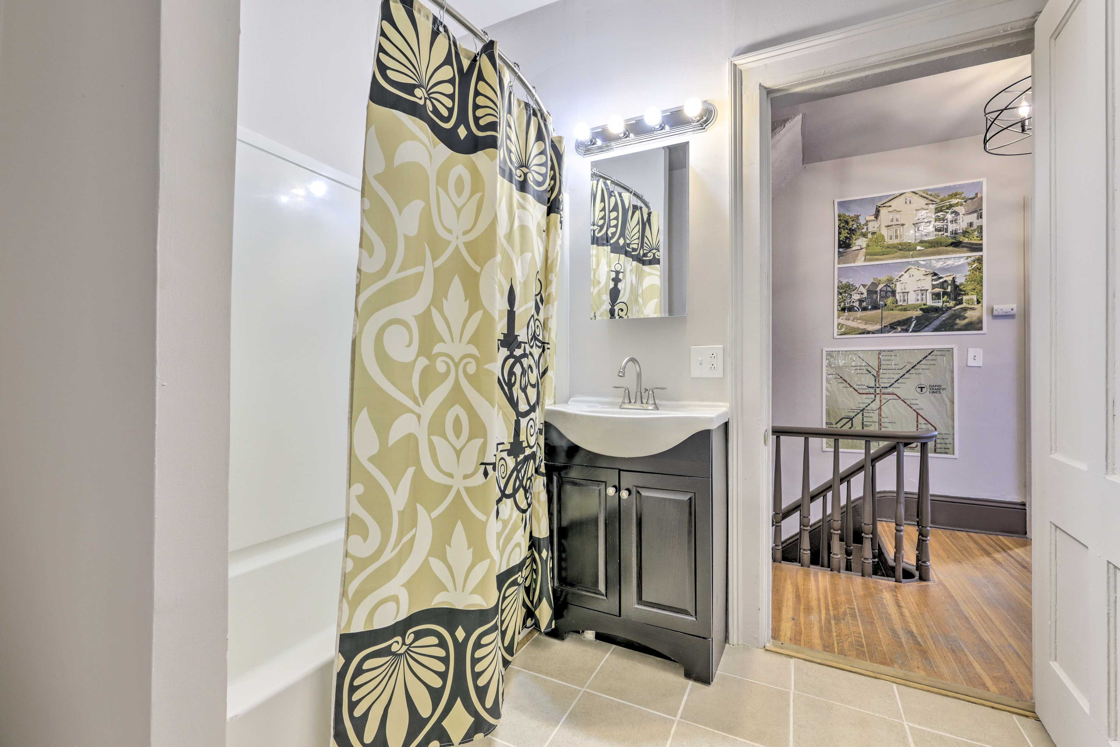Full Bathroom | Hair Dryer | Towels Provided