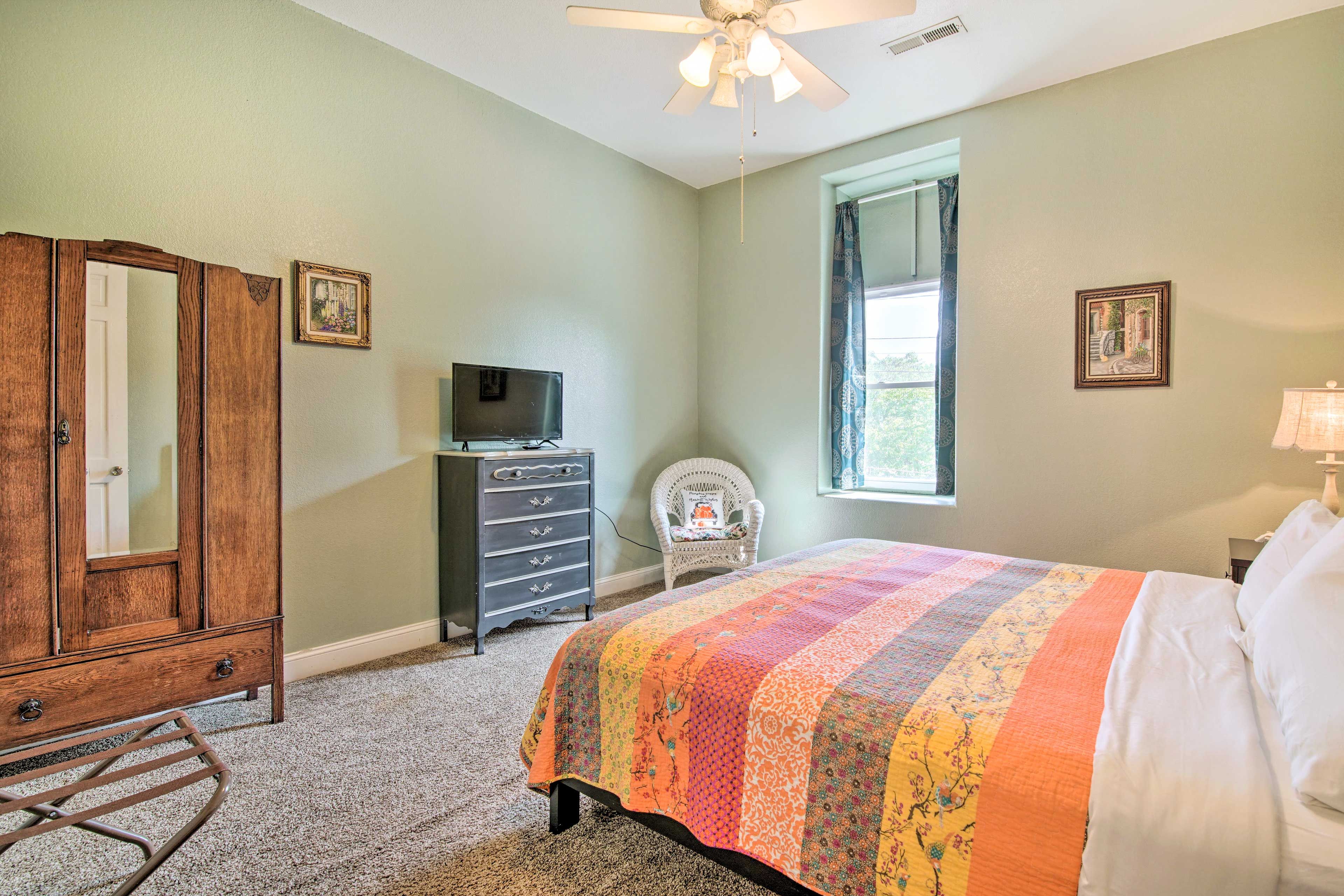 Bedroom 2 | King Bed | Smart TV w/ Cable