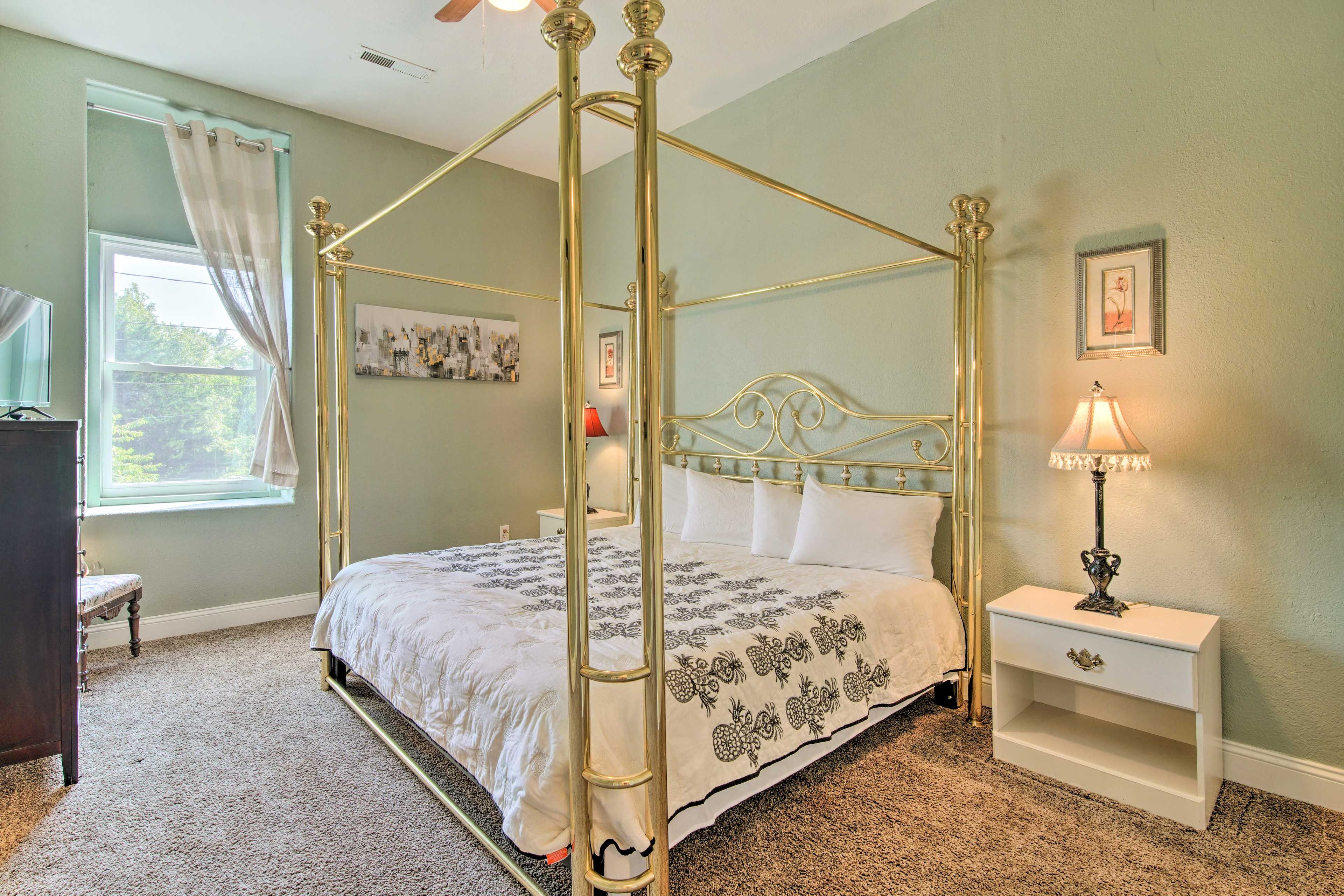 Bedroom 1 | King Bed | Smart TV w/ Cable