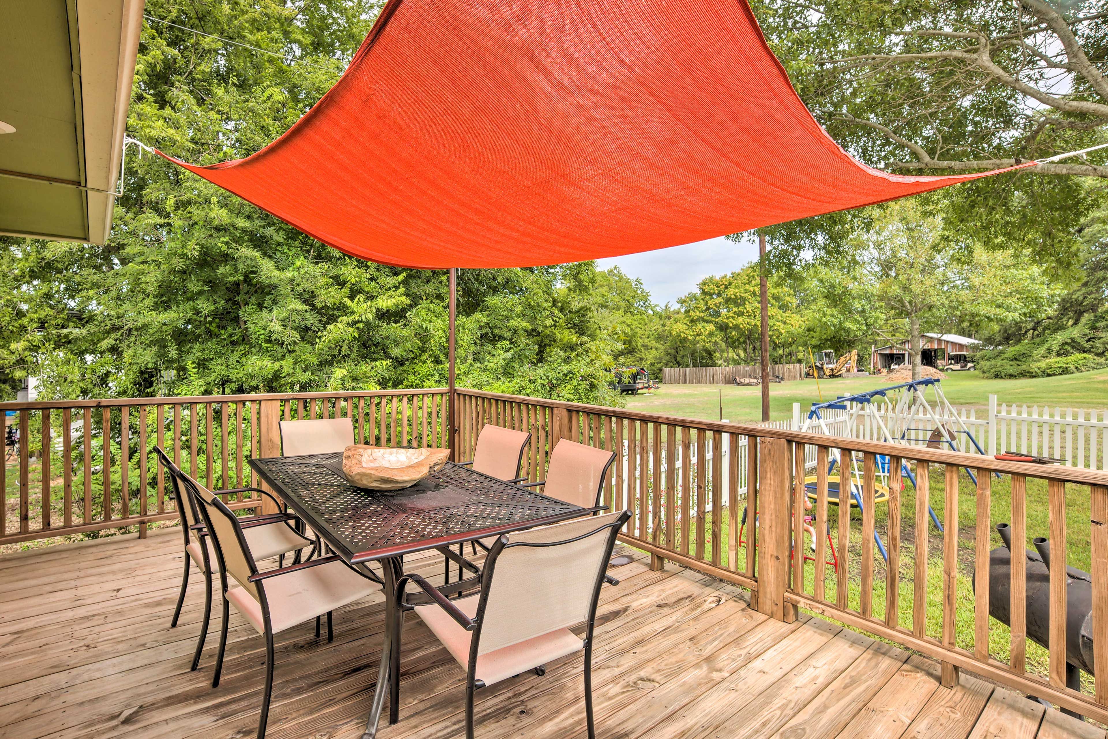 Deck | Shaded Outdoor Dining Table