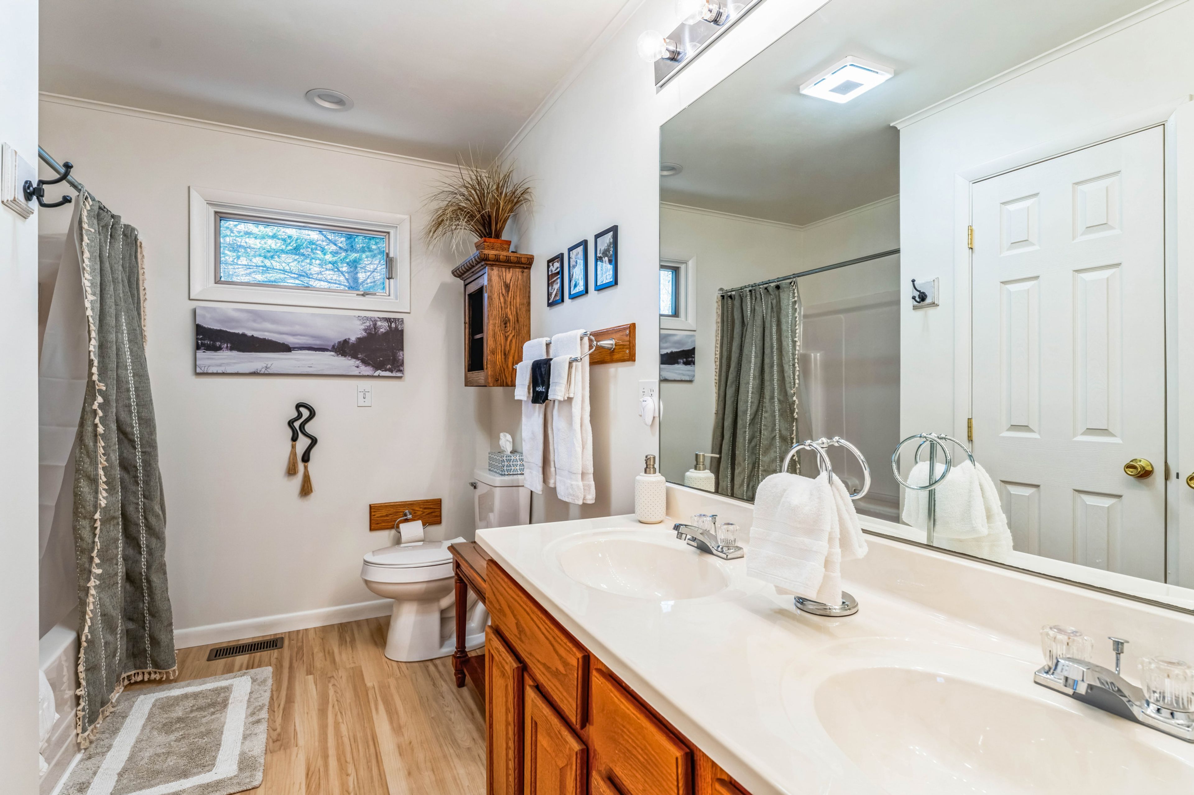Full Bathroom | 1st Floor | Towels Provided | Hair Dryer