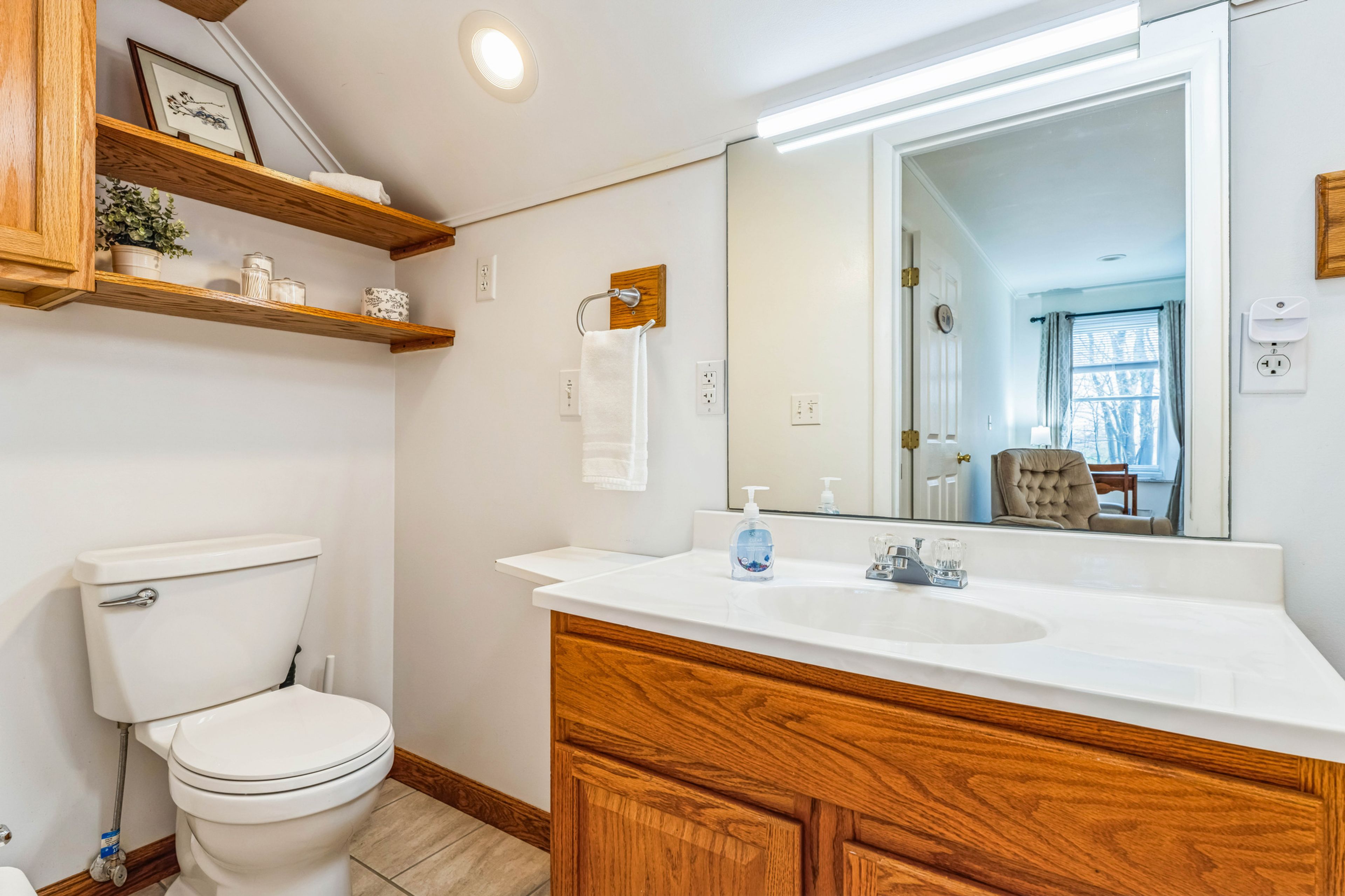 Full Bathroom | 2nd Floor | Complimentary Toiletries | Access Via Bedroom 1