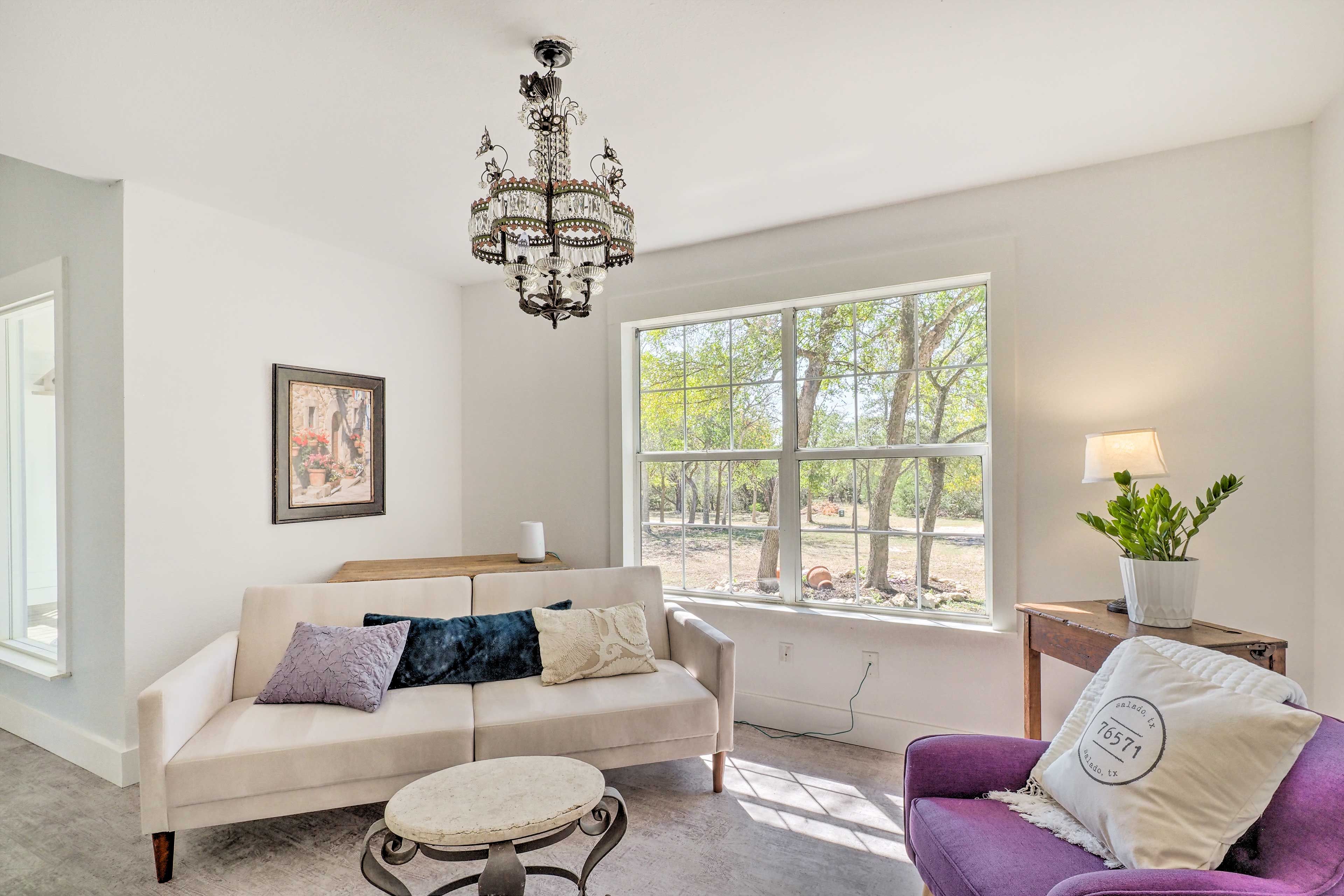 Living Room | Fireplace | Smart TV w/ Cable | Futon