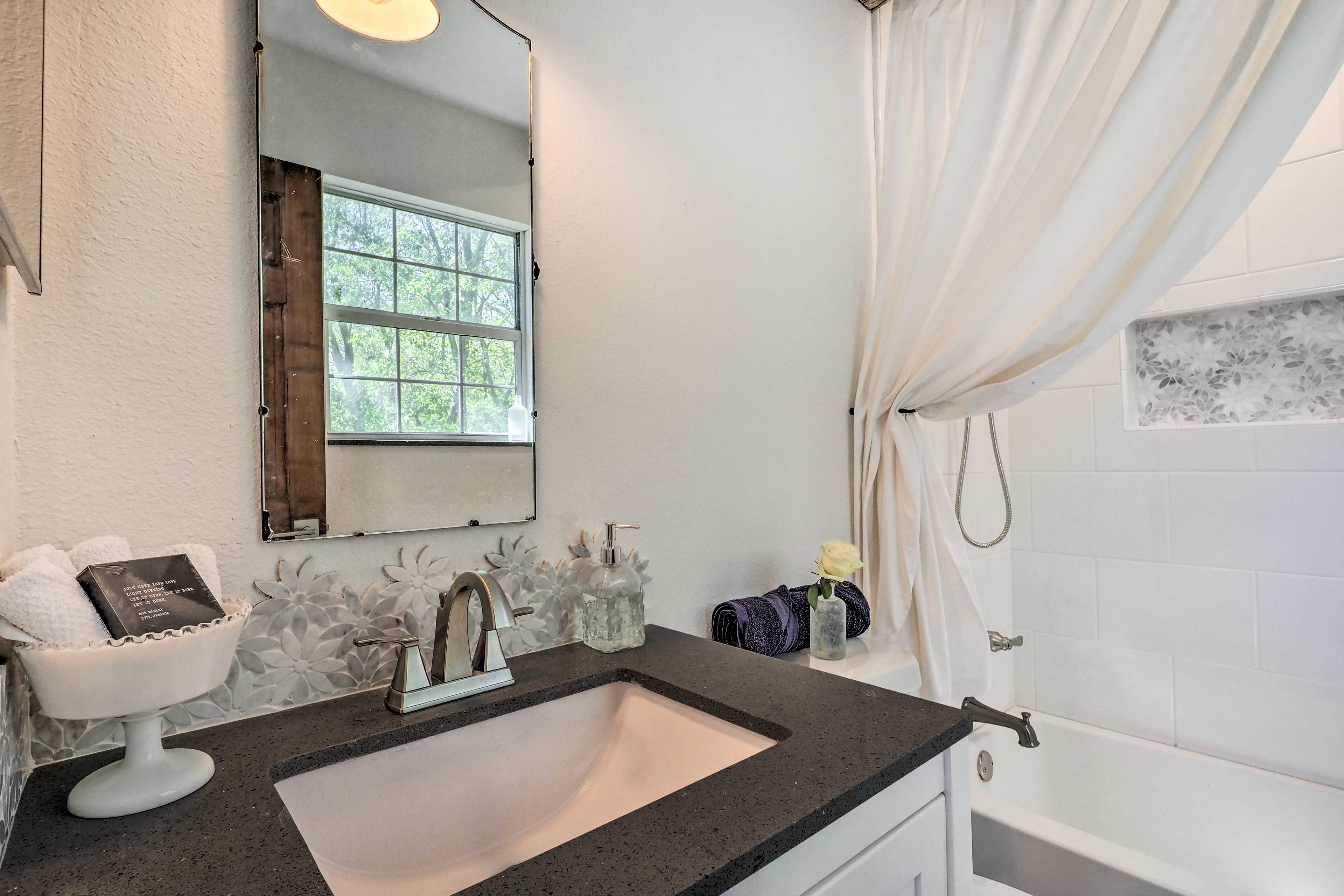 En-Suite Bathroom | Towels Provided | Complimentary Toiletries | Hair Dryer