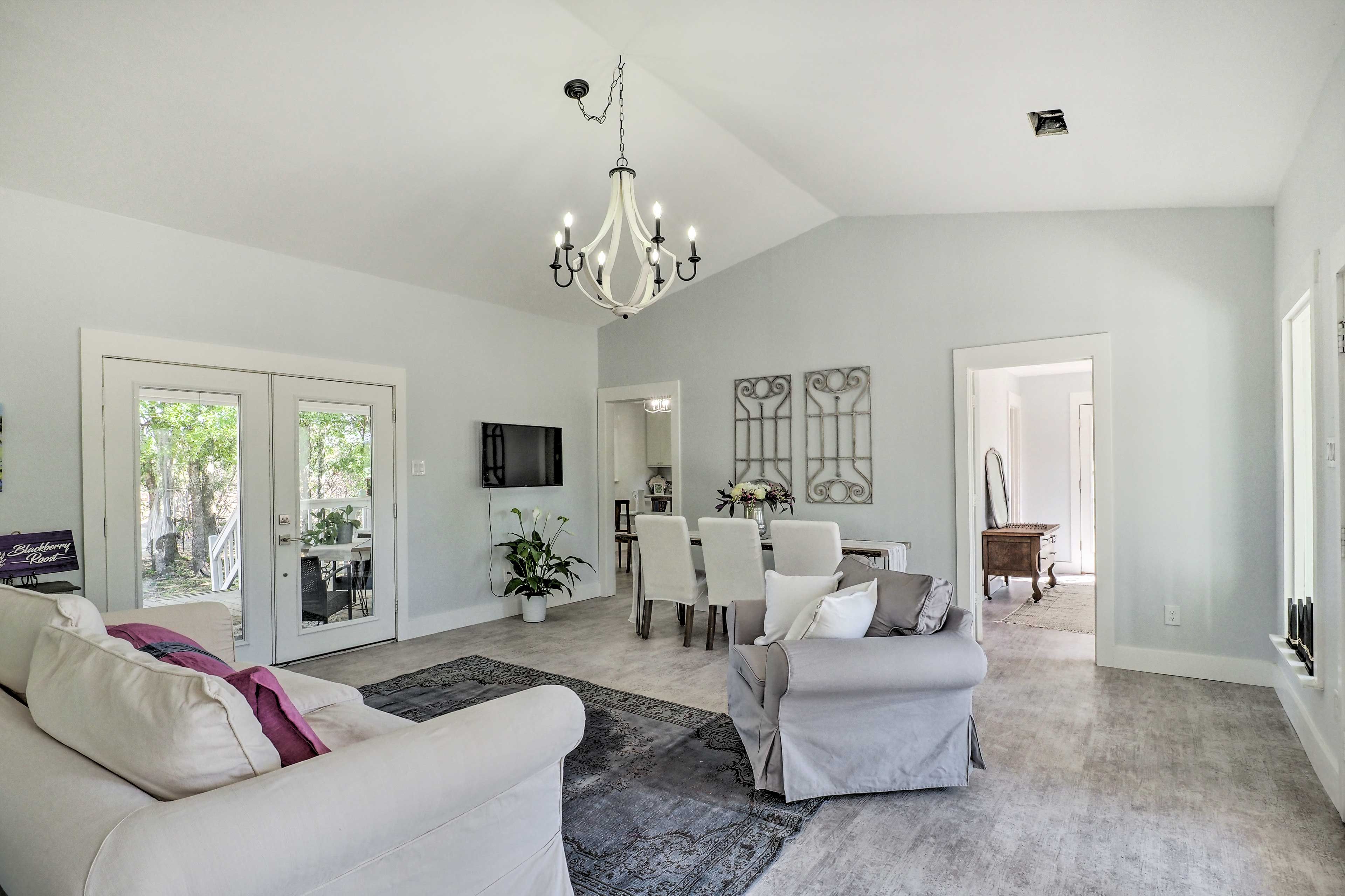 Living Room | Smart TV w/ Cable | Free WiFi | Central A/C