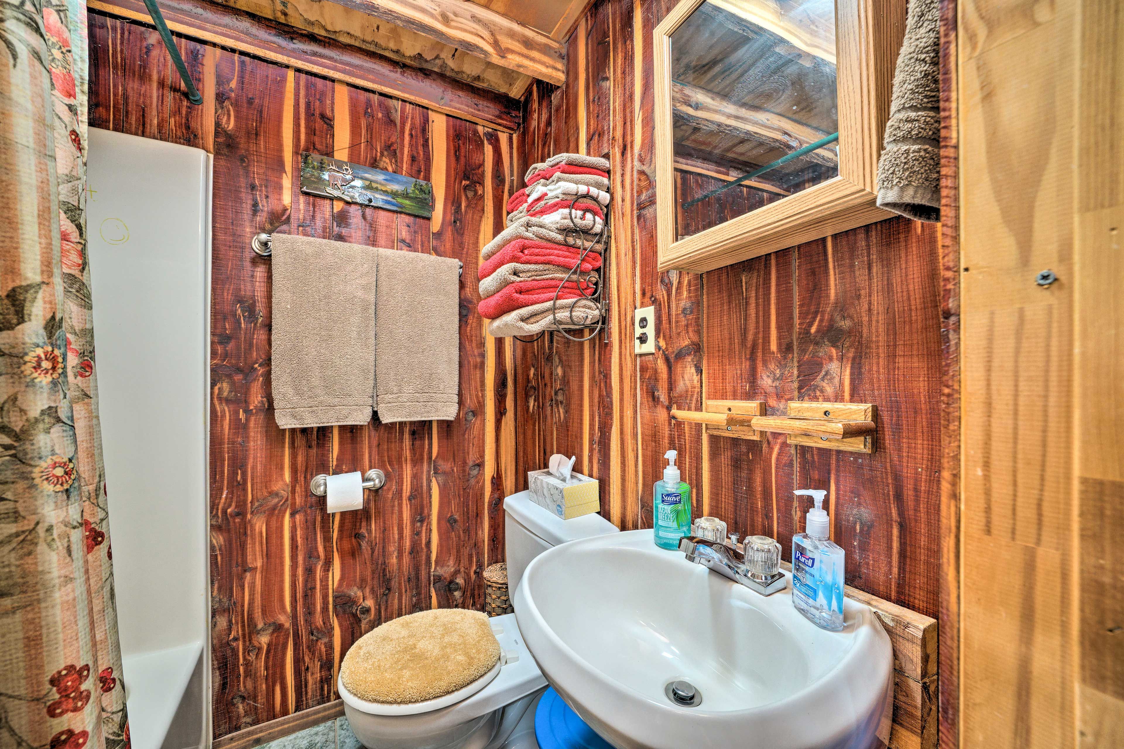 Full Bathroom | Complimentary Toiletries | Towels Provided