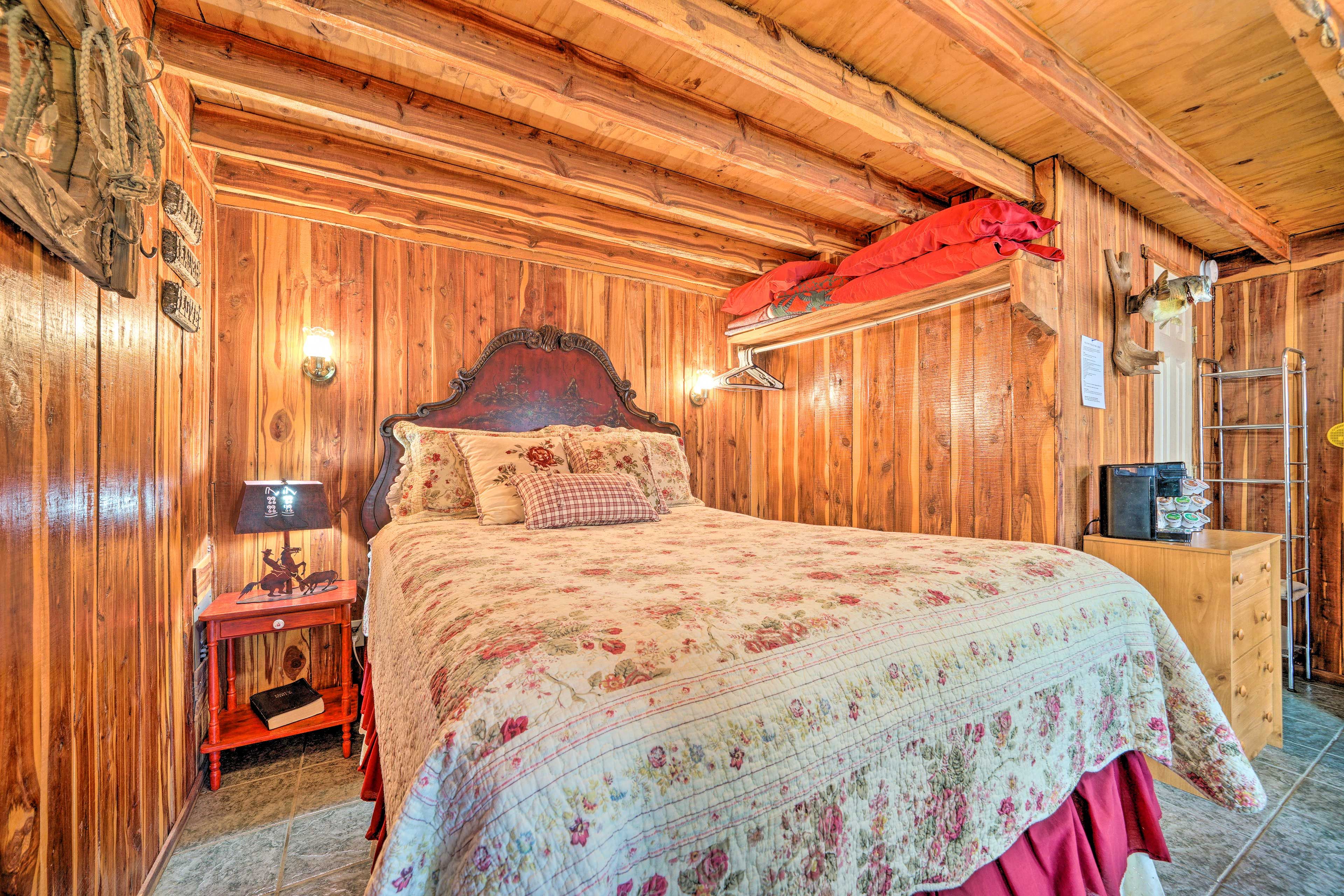 Studio | Queen Bed | Linens Provided | Pack 'n Play Available