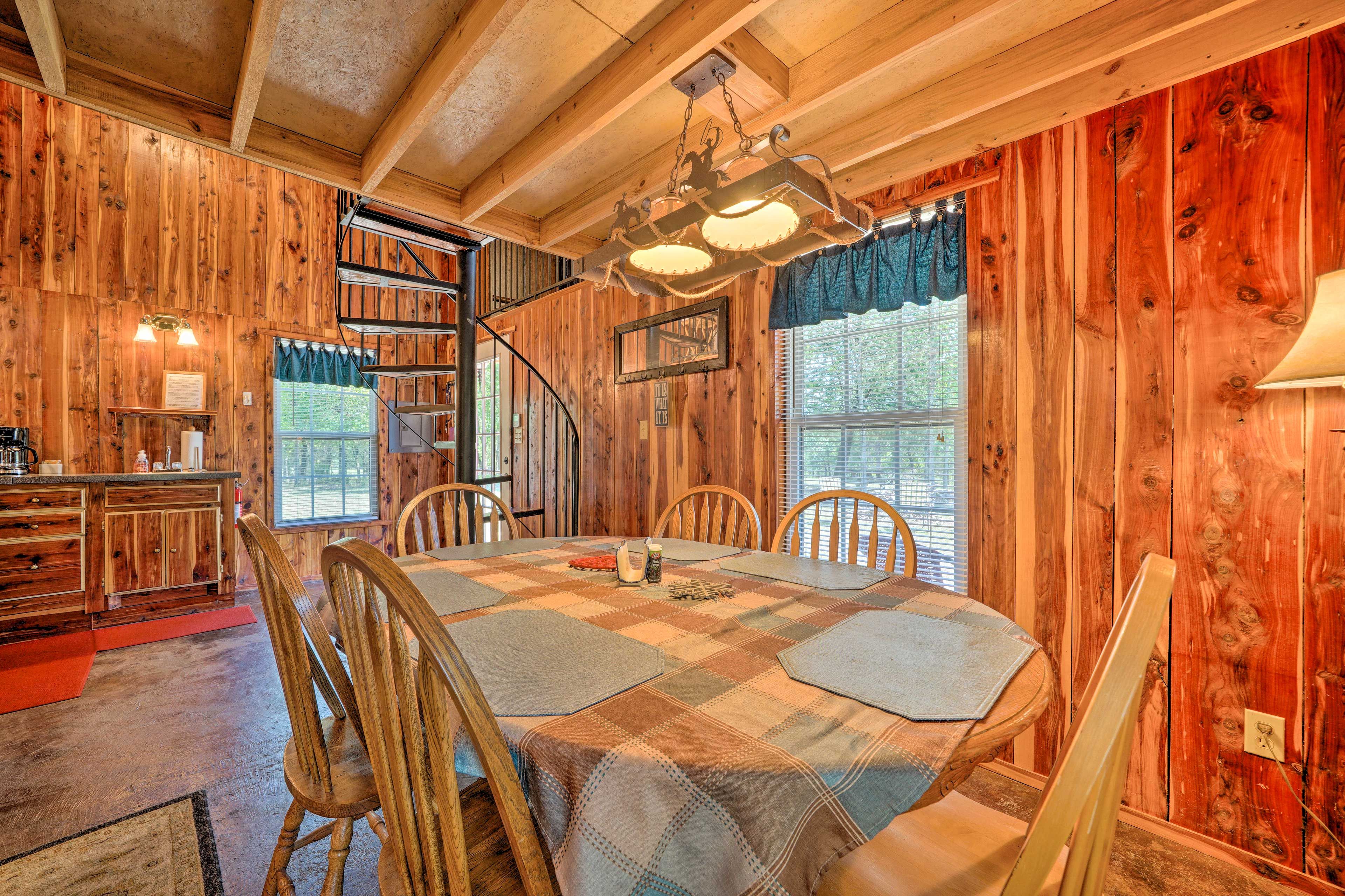 Dining Area | Dishware & Flatware Provided