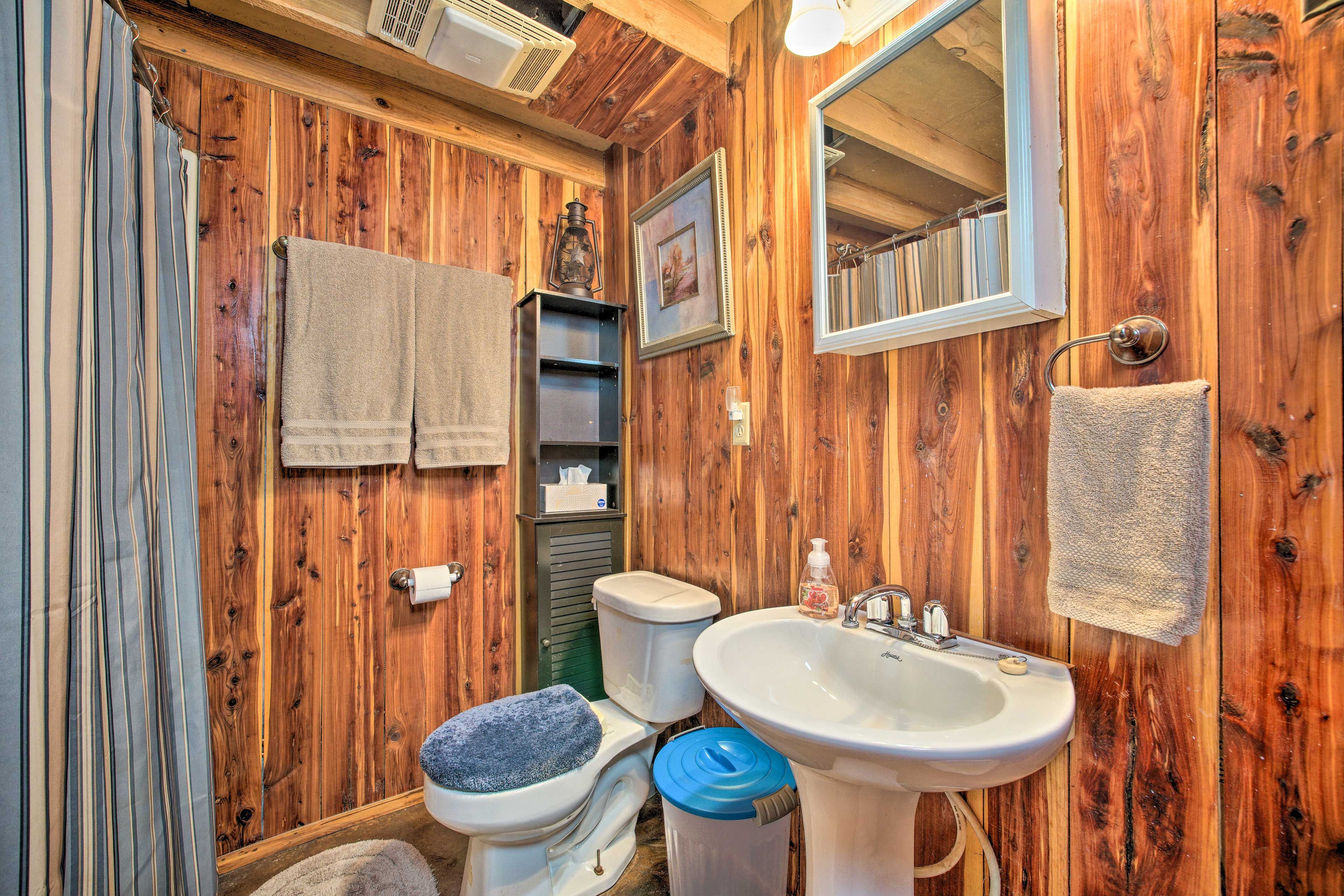 Full Bathroom | Complimentary Toiletries | Towels Provided