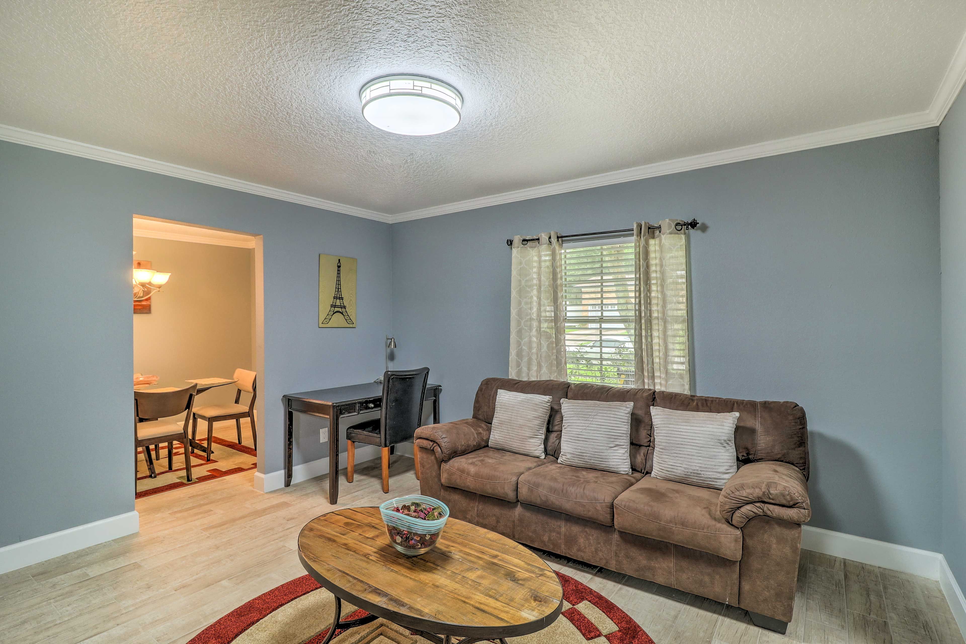 Living Room | Laptop-Friendly Desk | Free WiFi