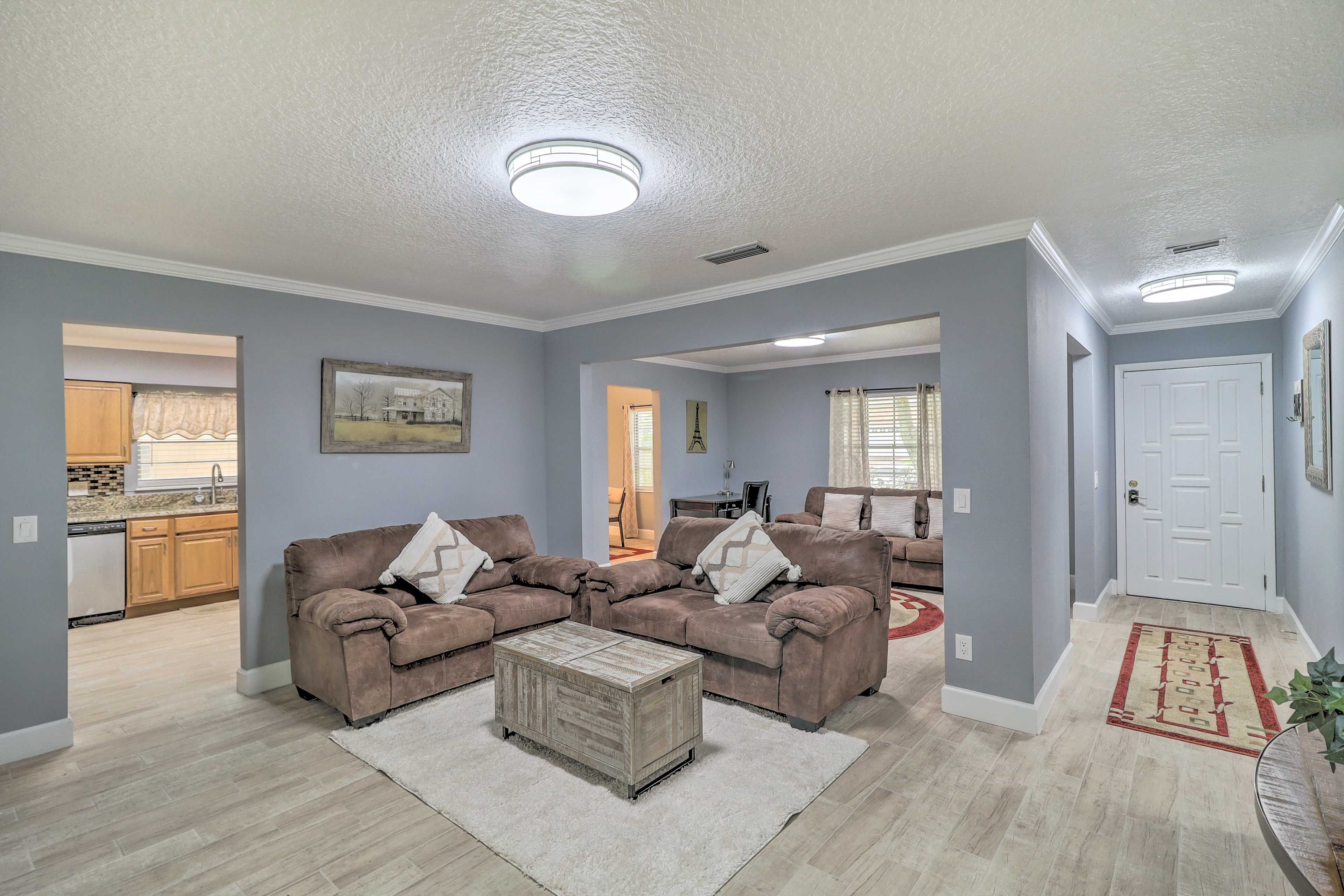 Living Room | Flat-Screen Cable TV | Central A/C | Decorative Fireplace