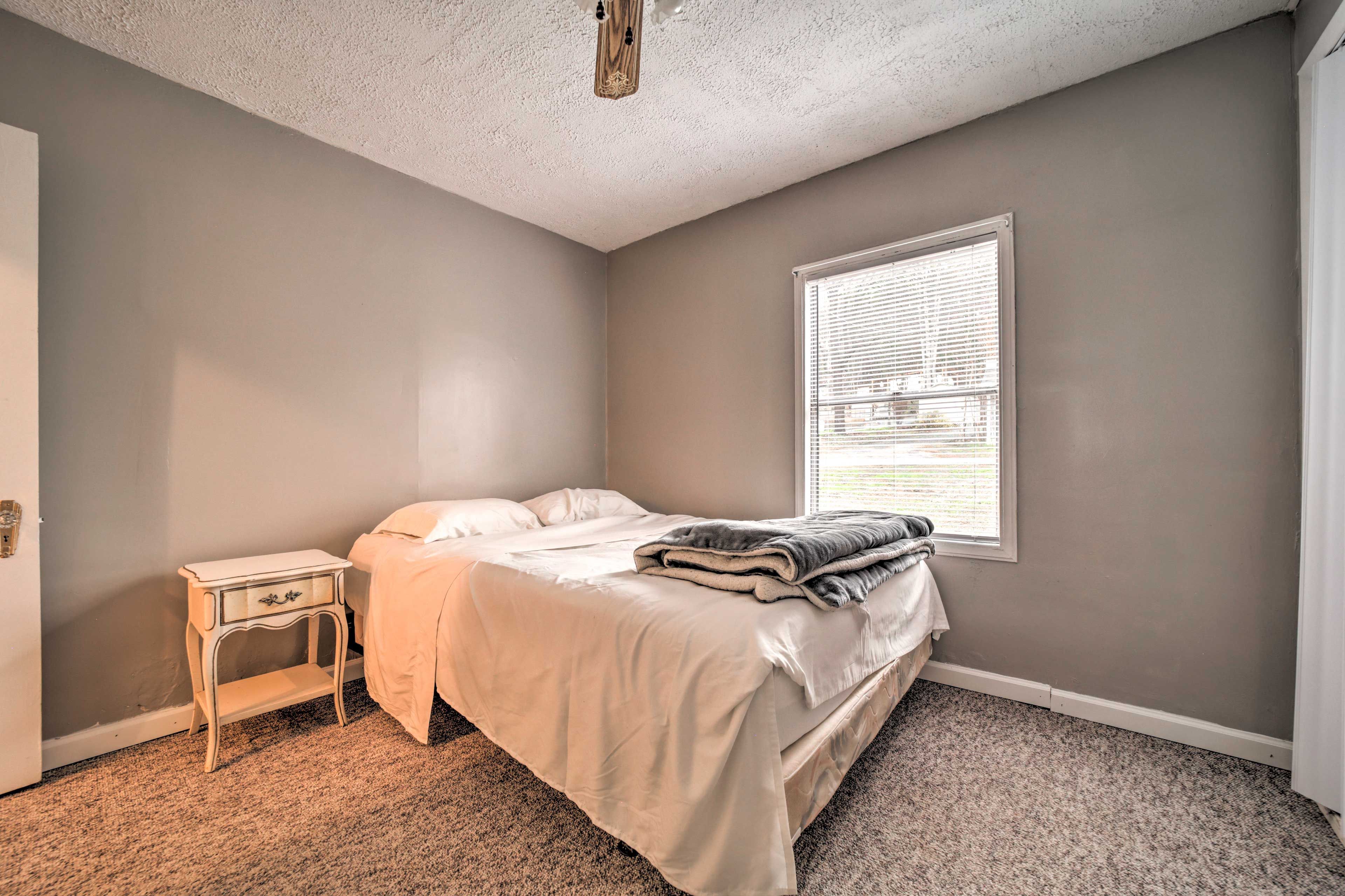 Bedroom 1 | Queen Bed