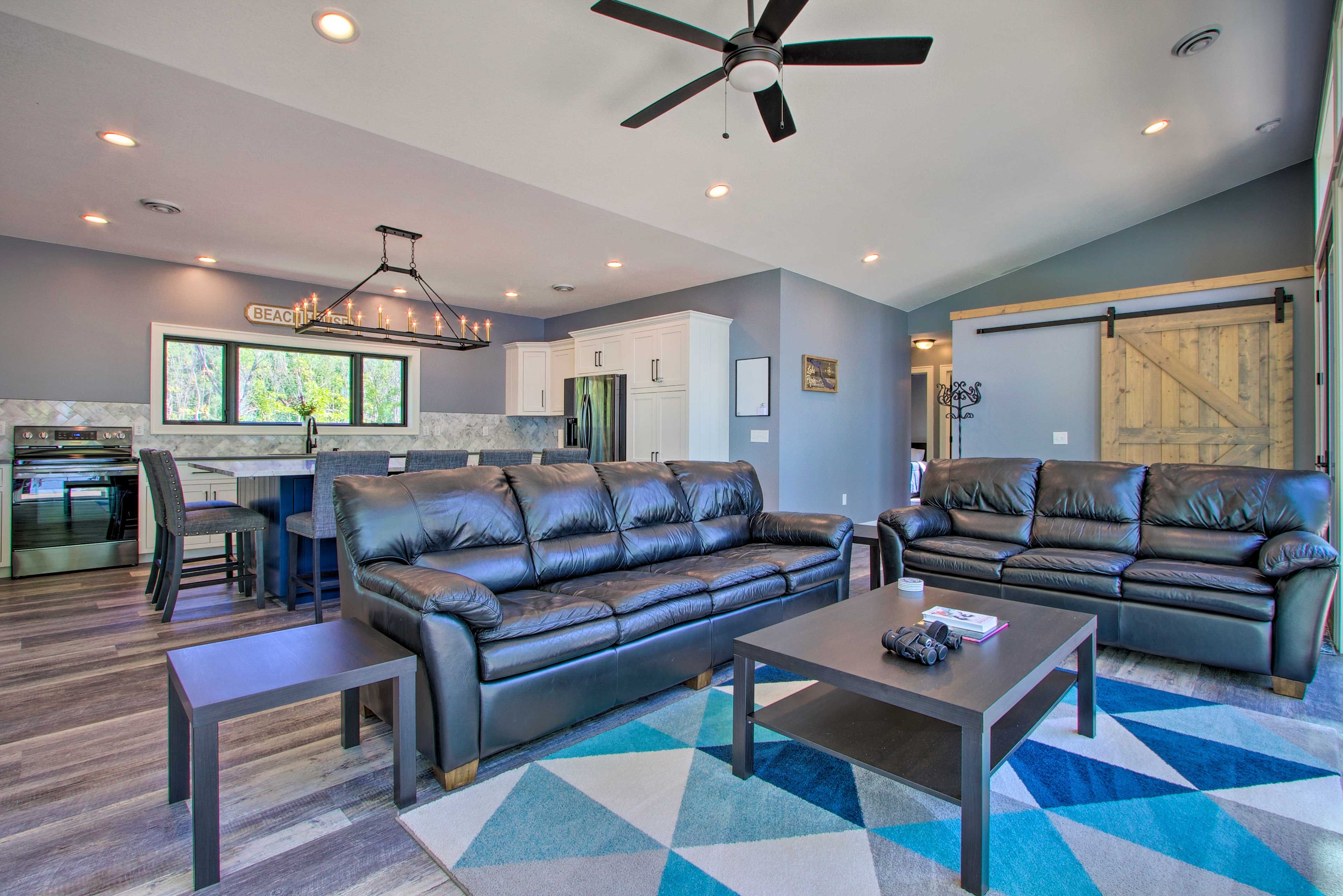 Living Room | Free WiFi | Lake View