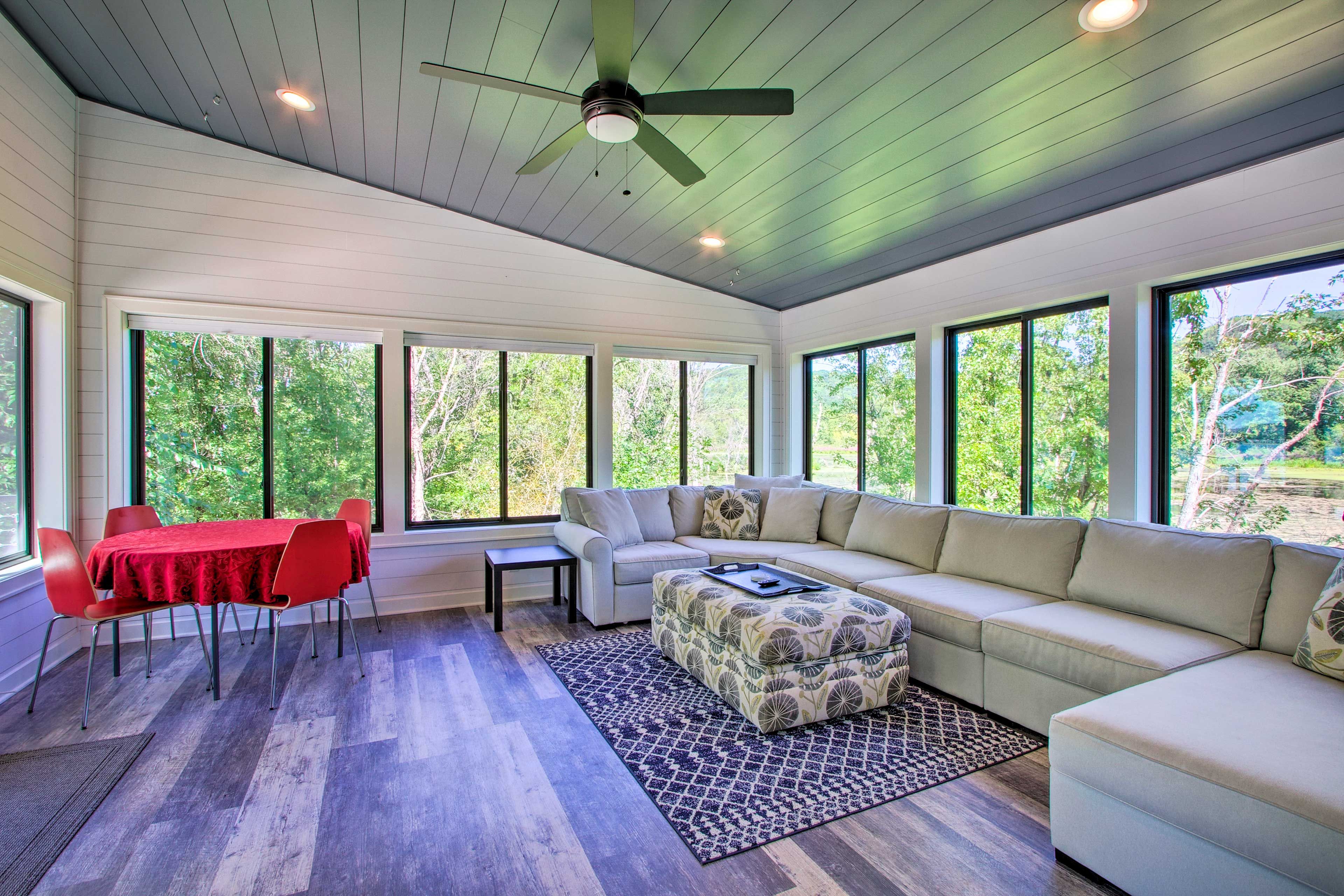 Sunroom | Smart TV | Board Games