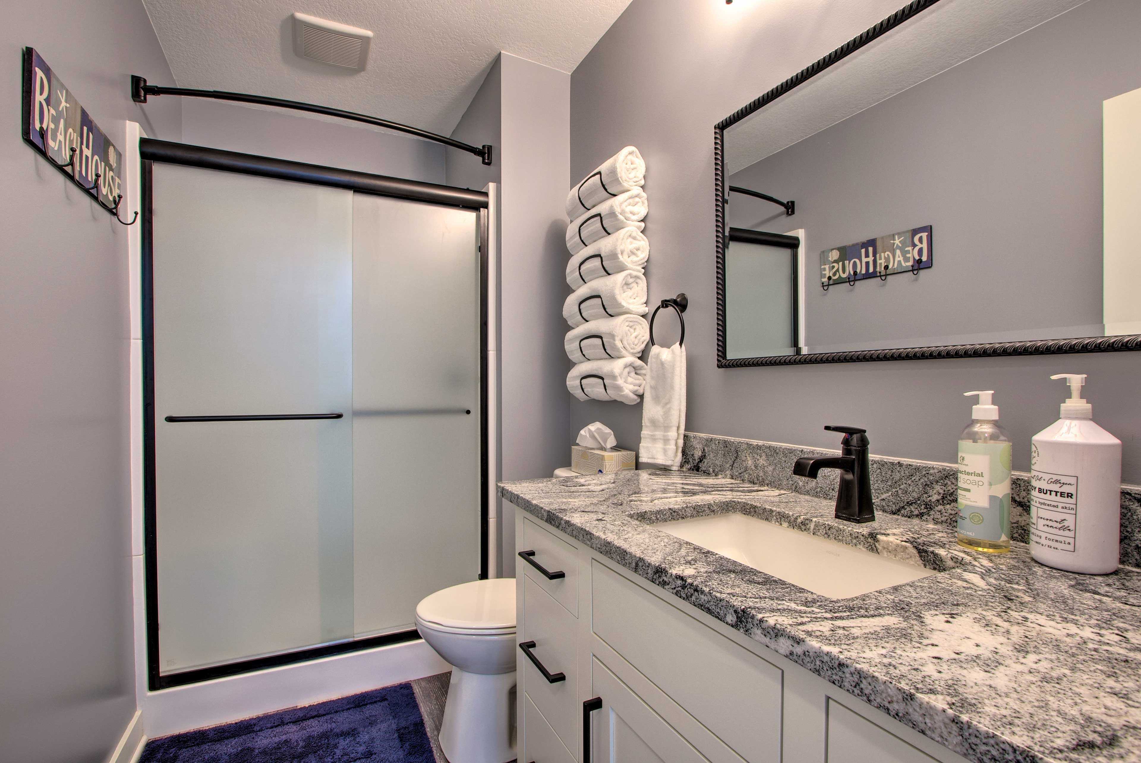 Full Bathroom | Towels Provided | Complimentary Toiletries
