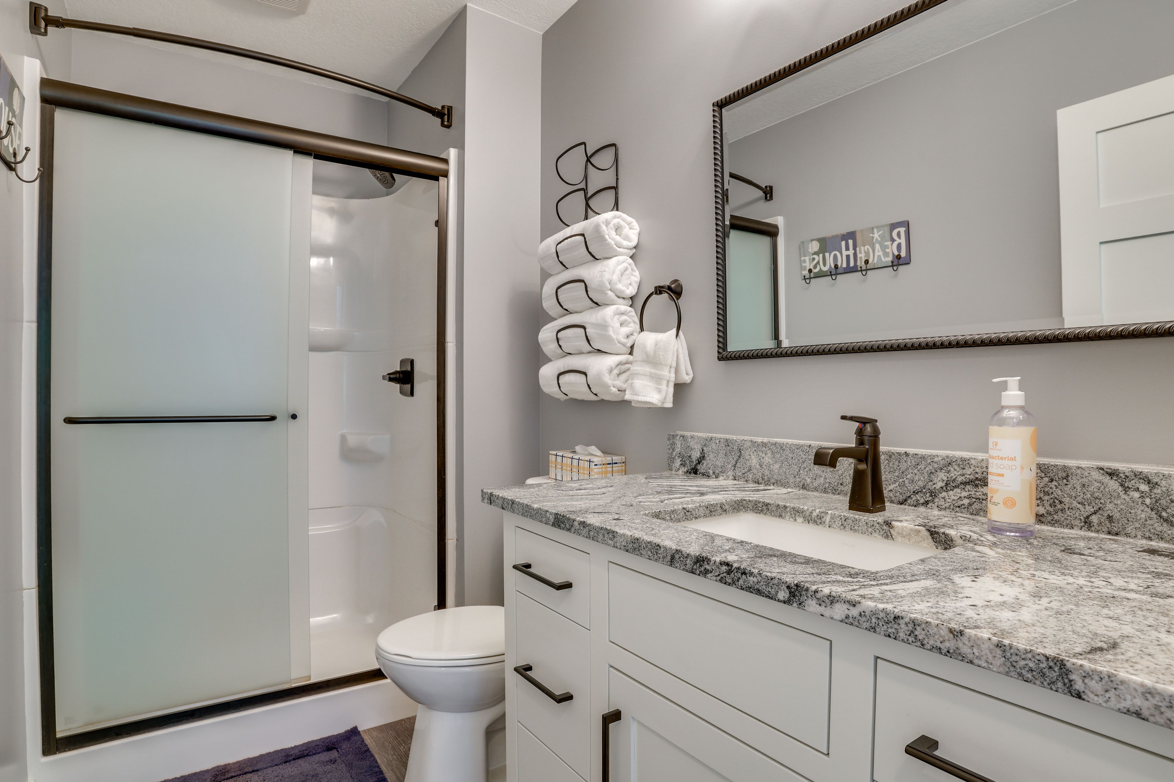 Full Bathroom | Towels Provided | Complimentary Toiletries