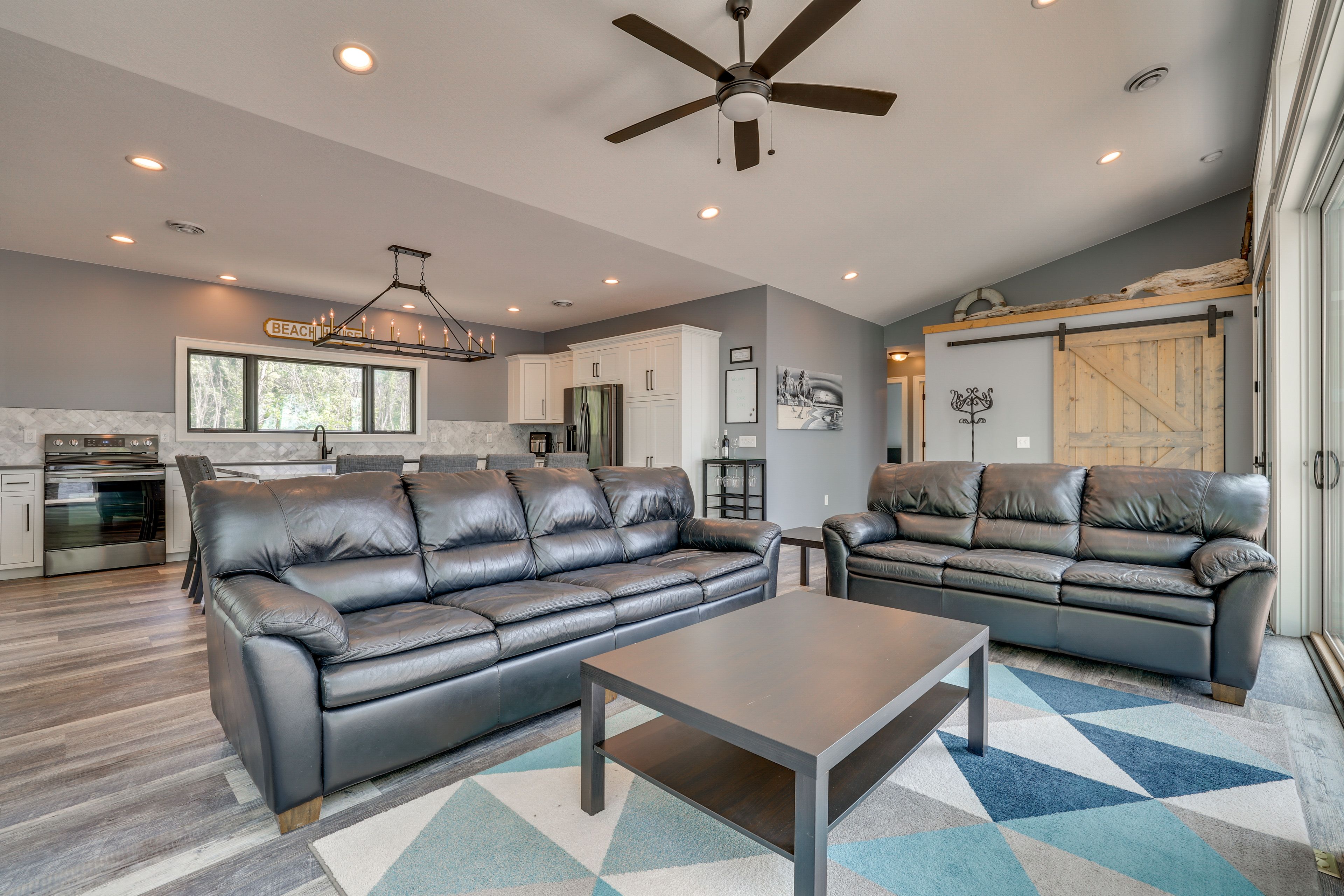 Living Room | Free WiFi | Lake View