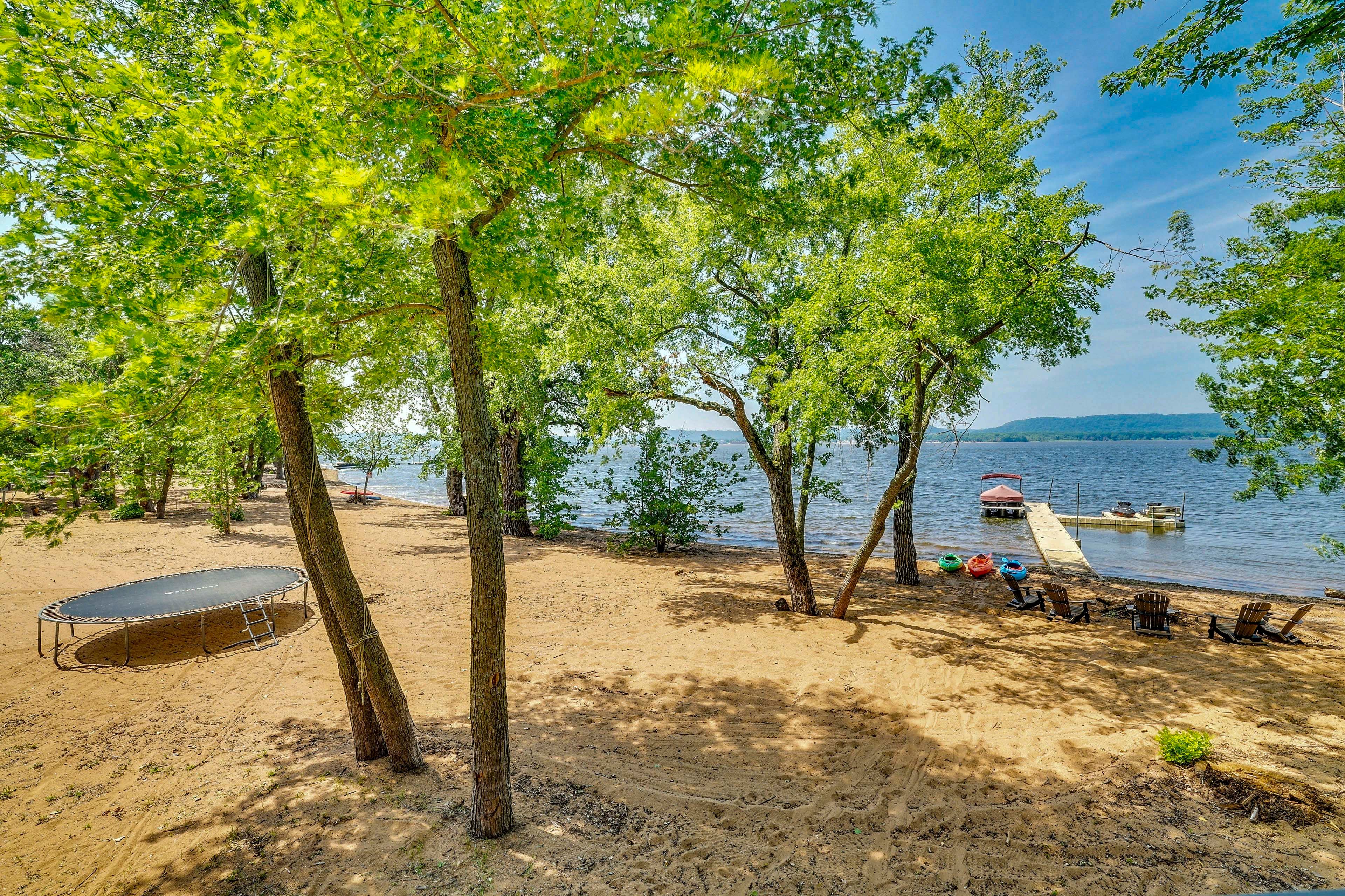 Private Beach & Boat Dock | Trampoline | Waterfront Fire Pit | Kayaks