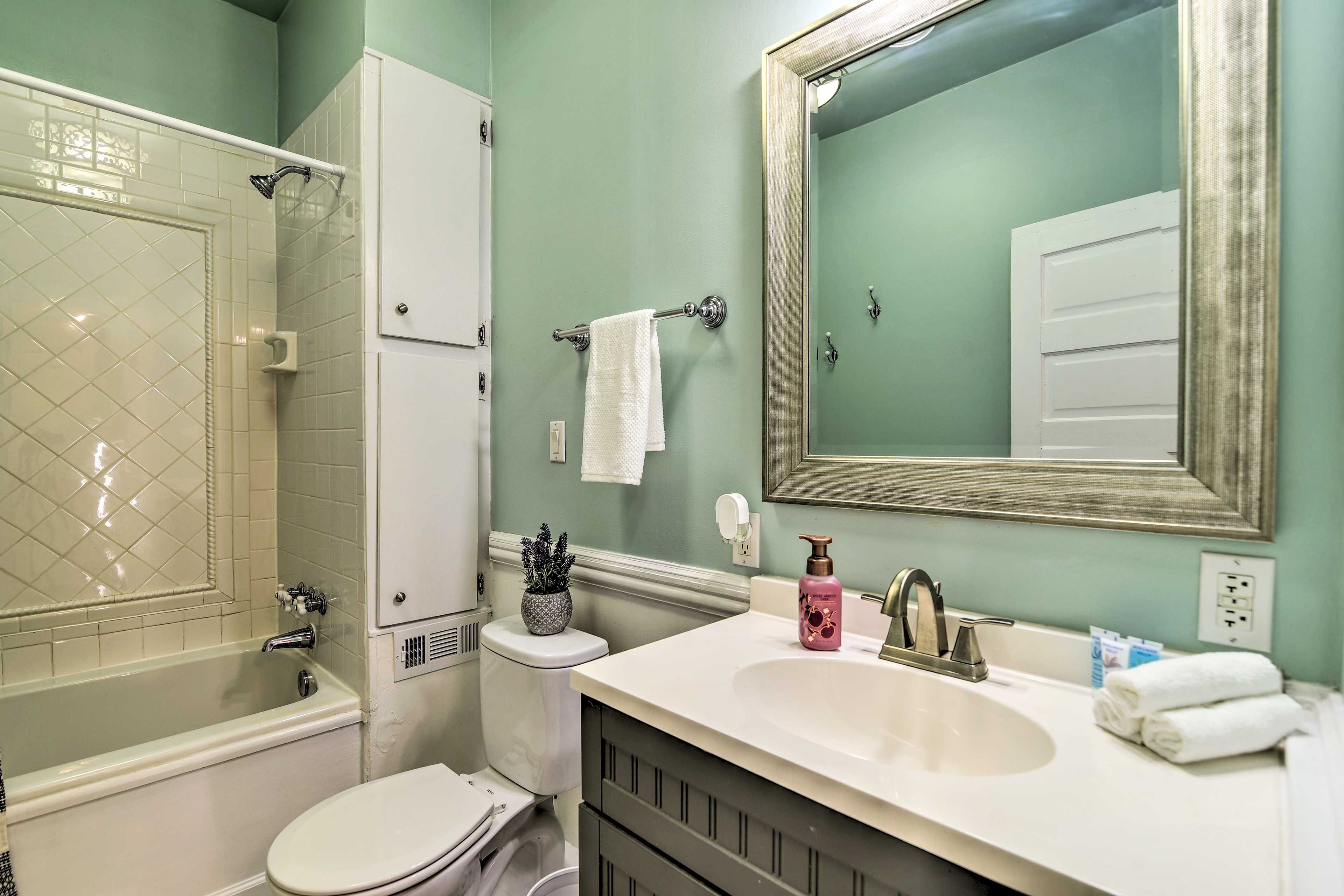 Full Bathroom | Hair Dryer | Complimentary Toiletries