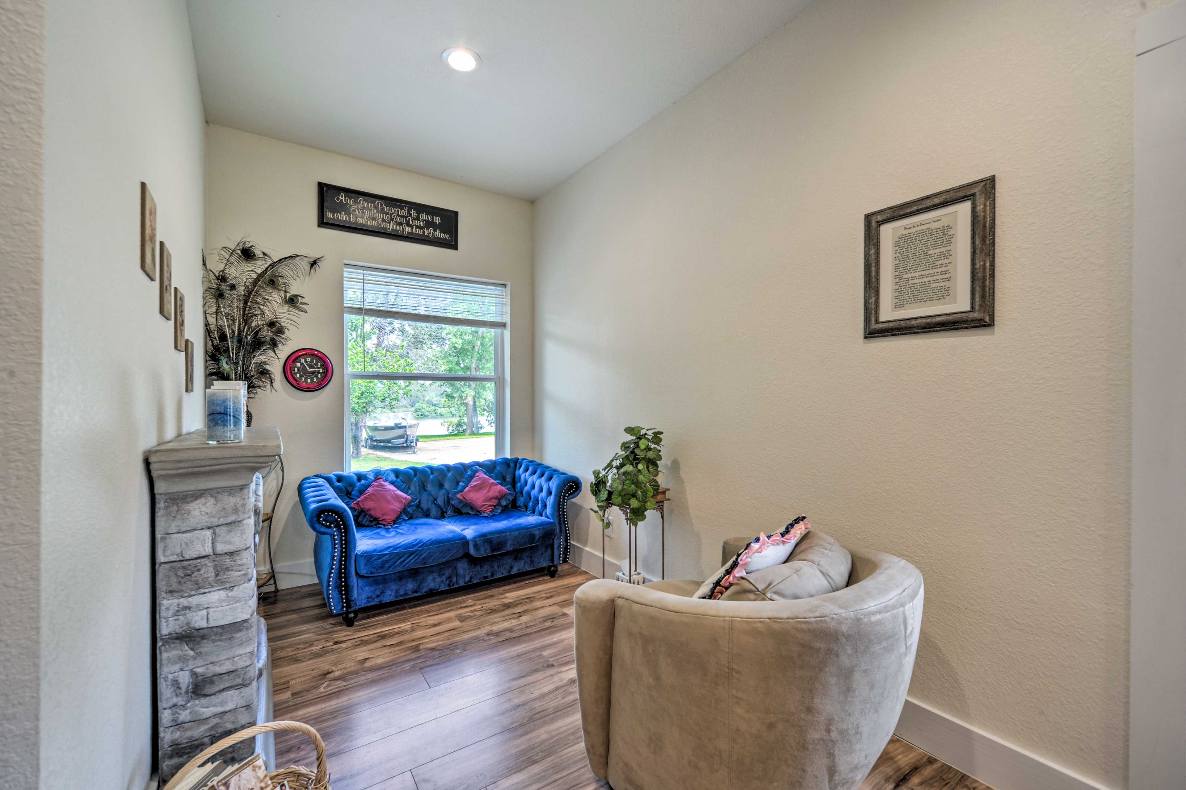 Living Room | Fireplace | Central A/C