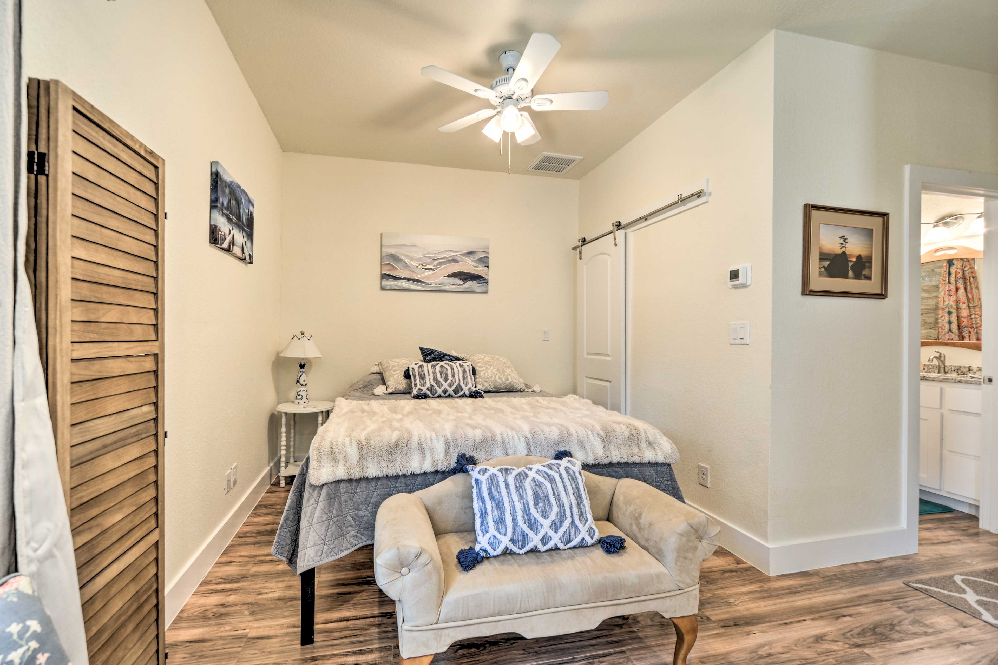 Studio | Queen Bed | Linens Provided