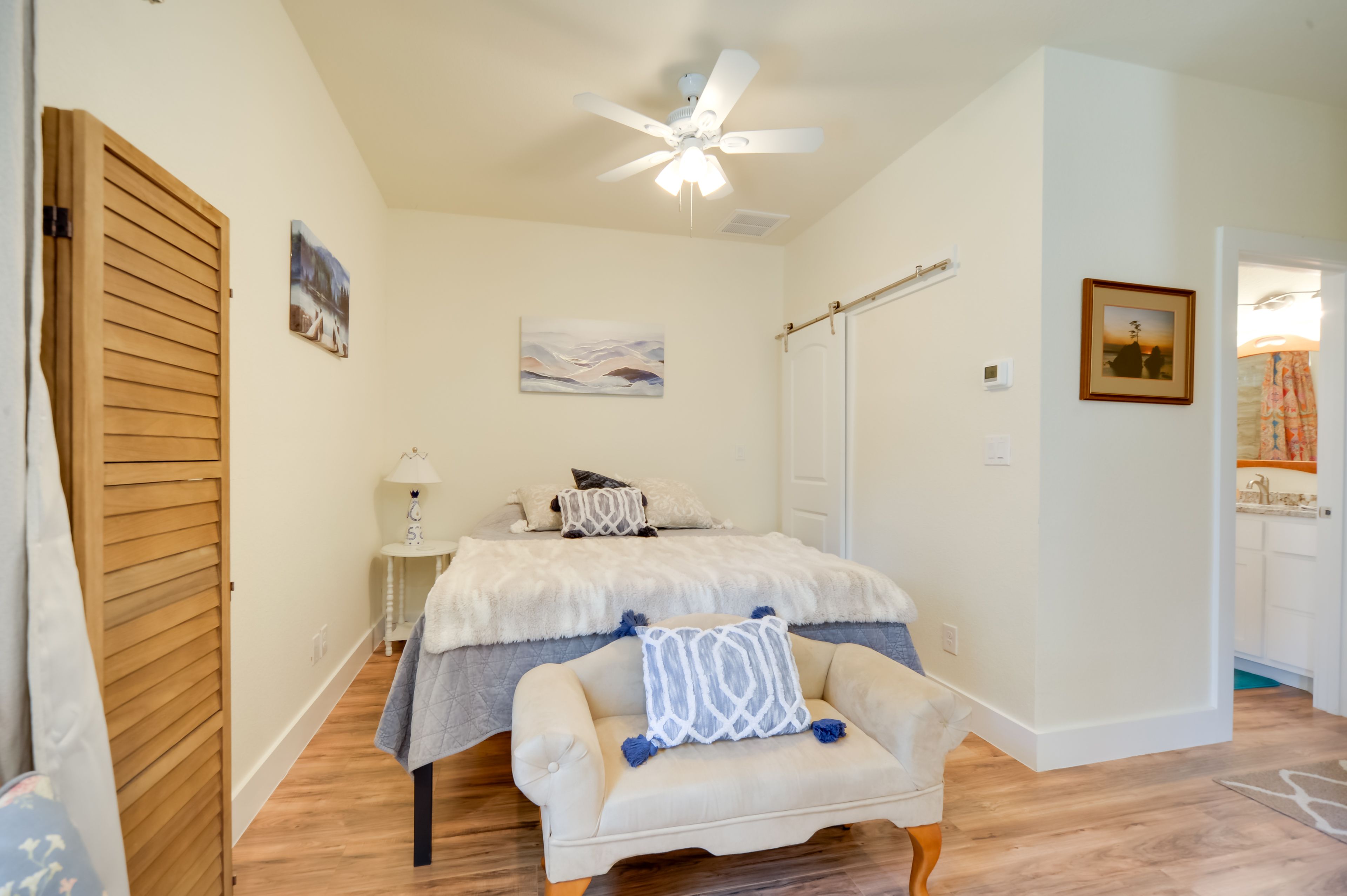 Studio | Queen Bed | Linens Provided