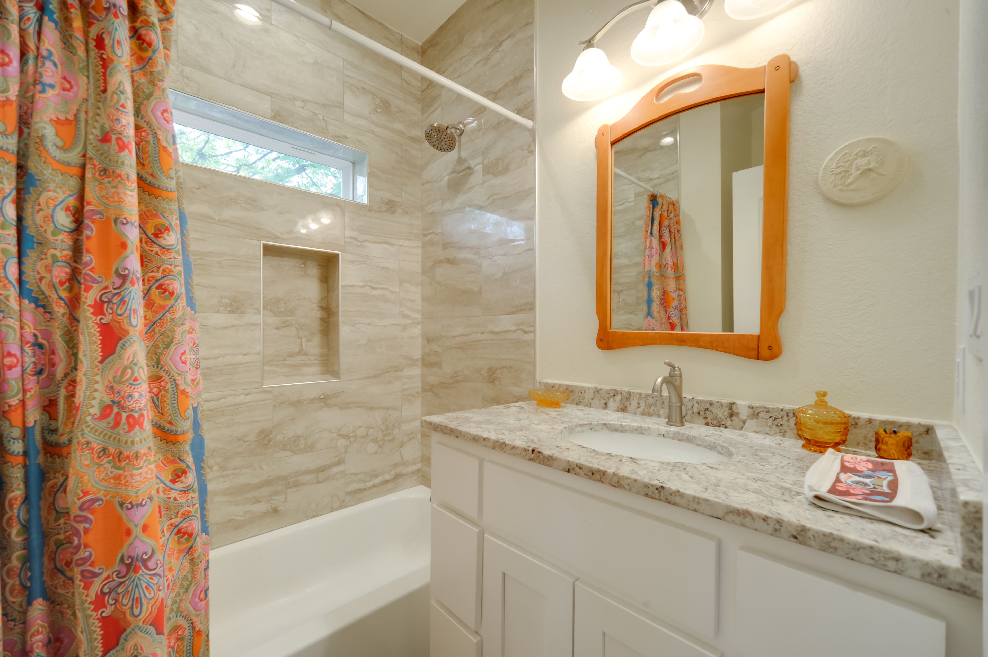 Full Bathroom | Towels Provided | Complimentary Toiletries