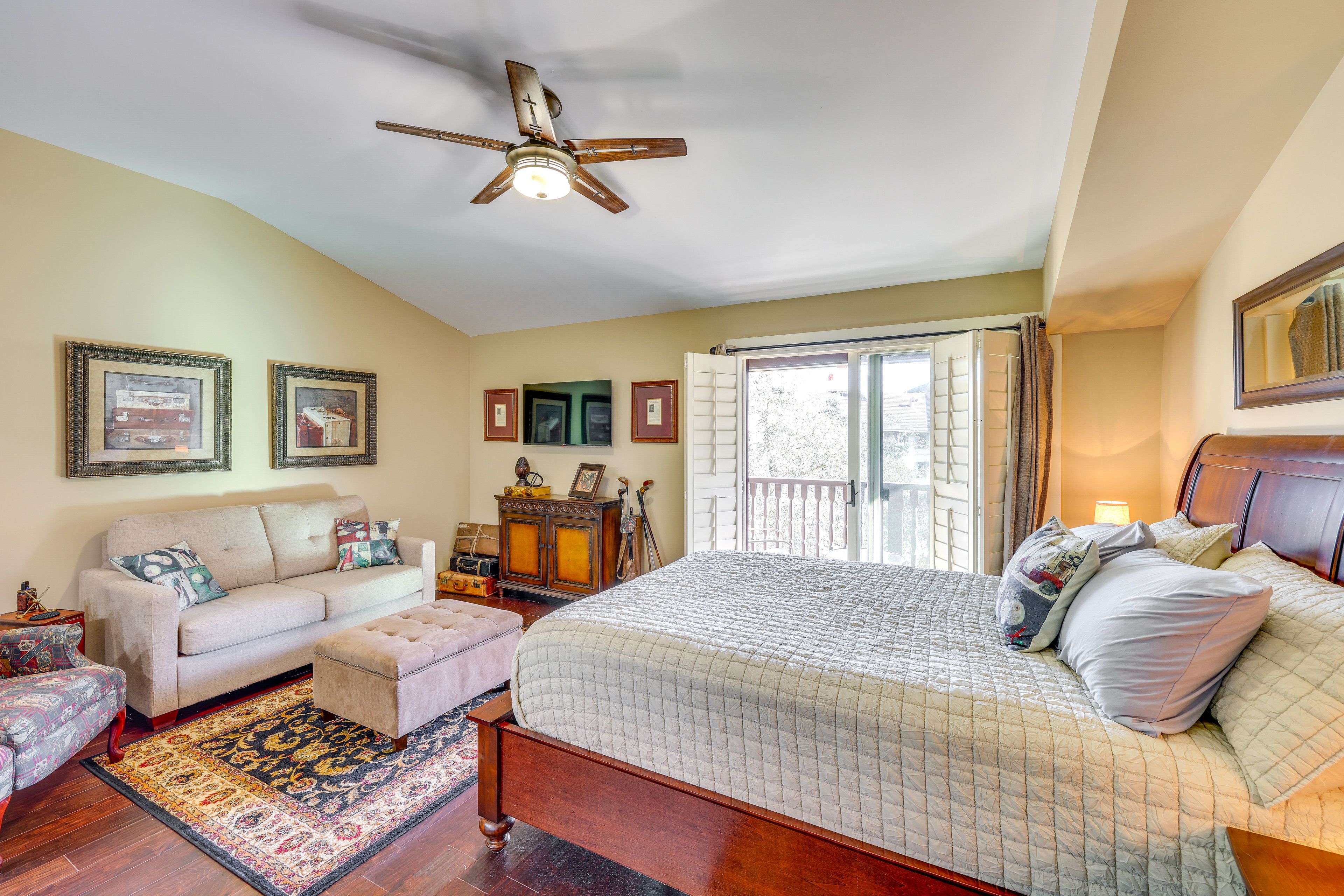 Sleeping Area | Full Bed | Linens Provided | Free WiFi