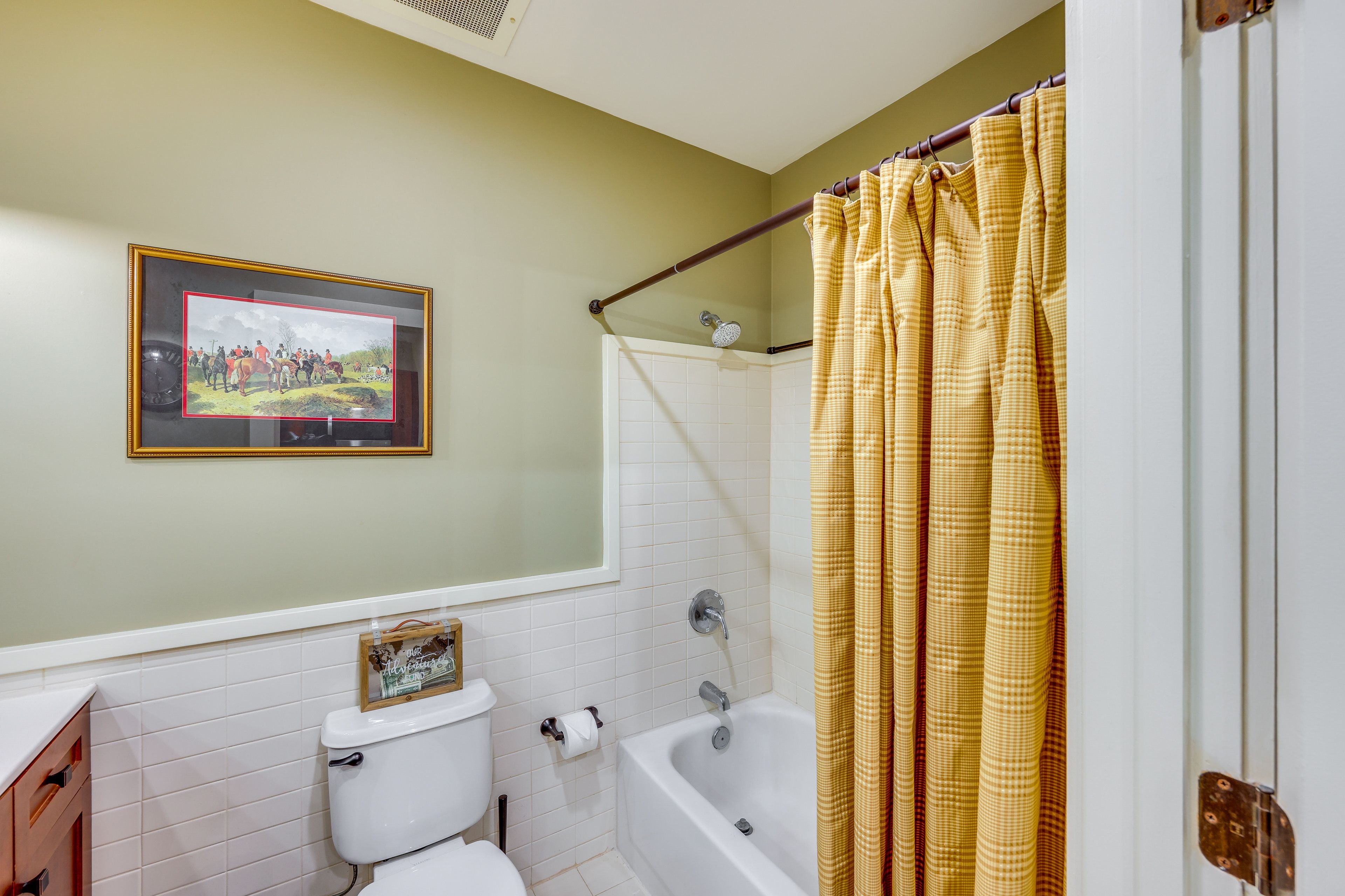 Full Bathroom | Towels Provided | Complimentary Toiletries