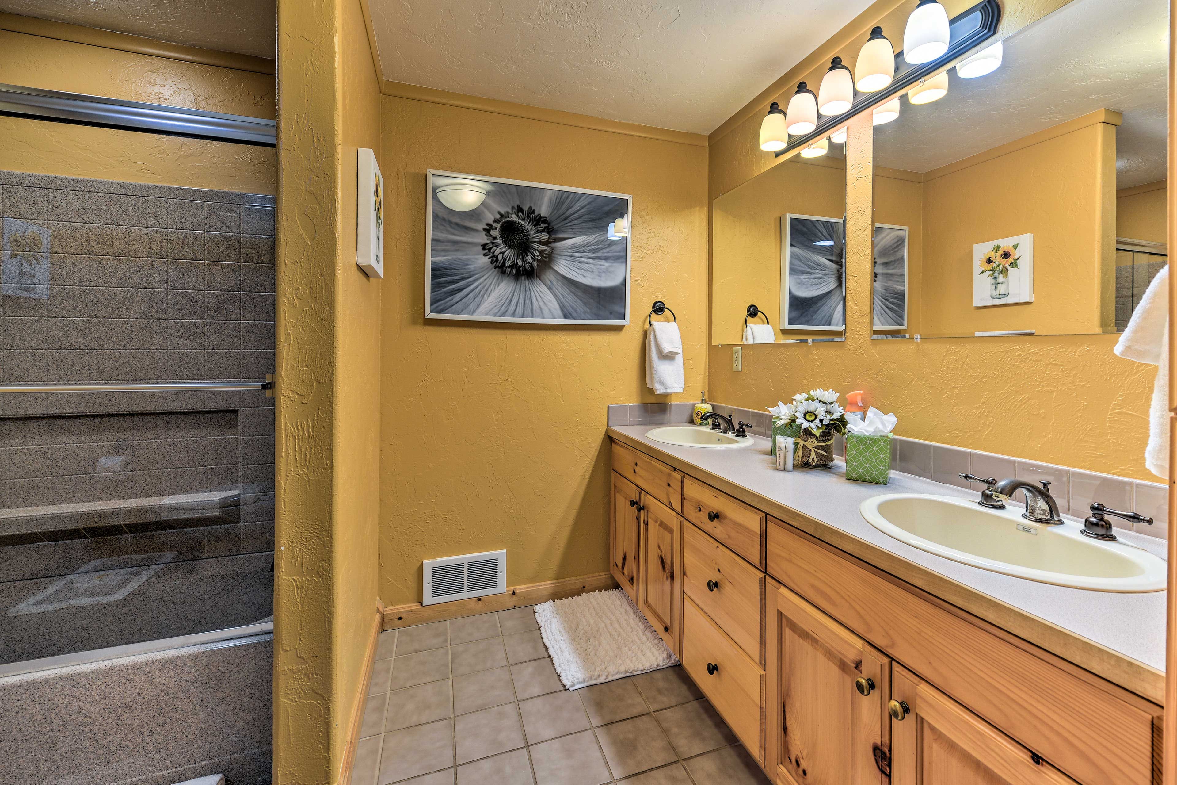 Full Bathroom | Towels Provided | Complimentary Toiletries