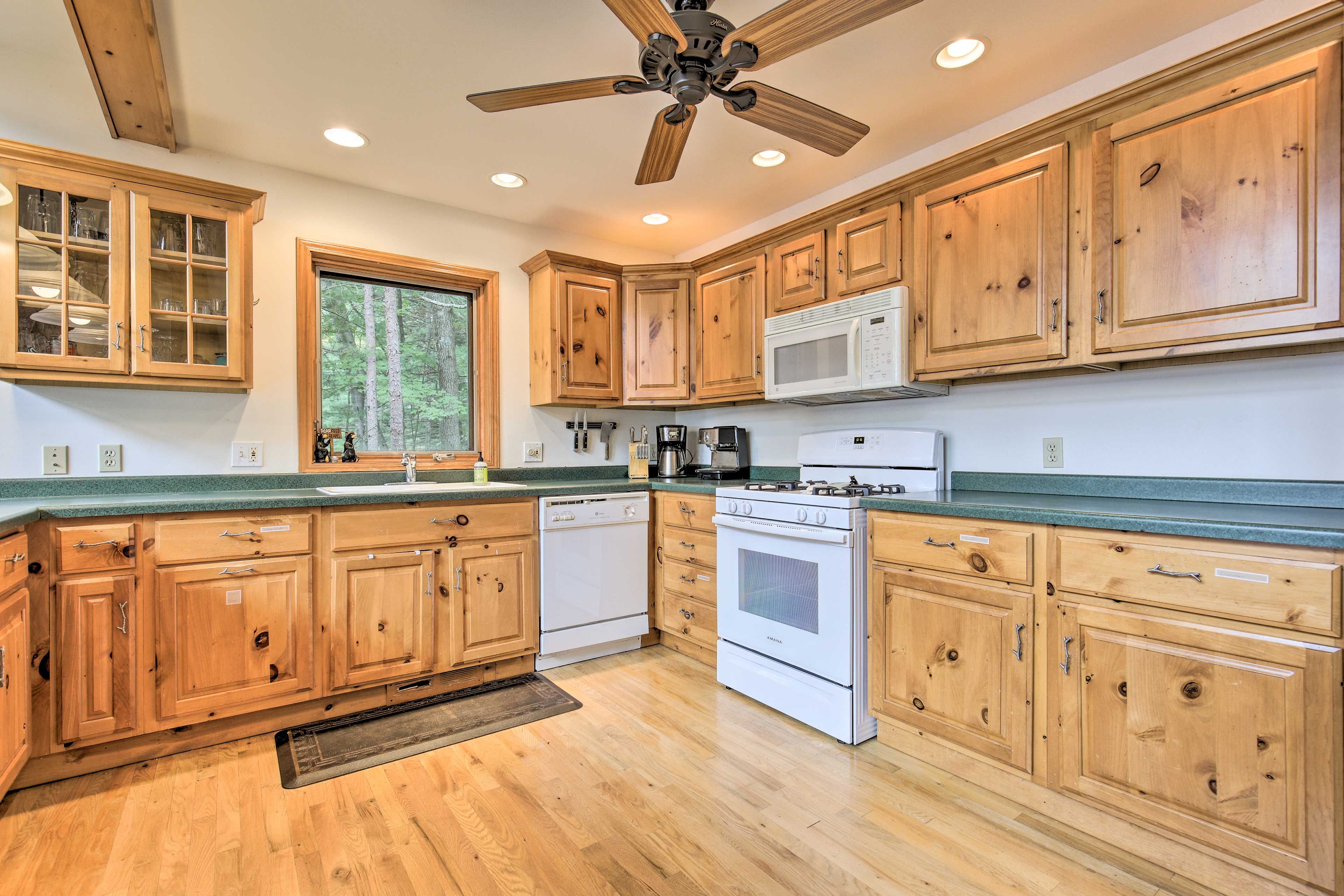 Kitchen | Equipped w/ Cooking Essentials