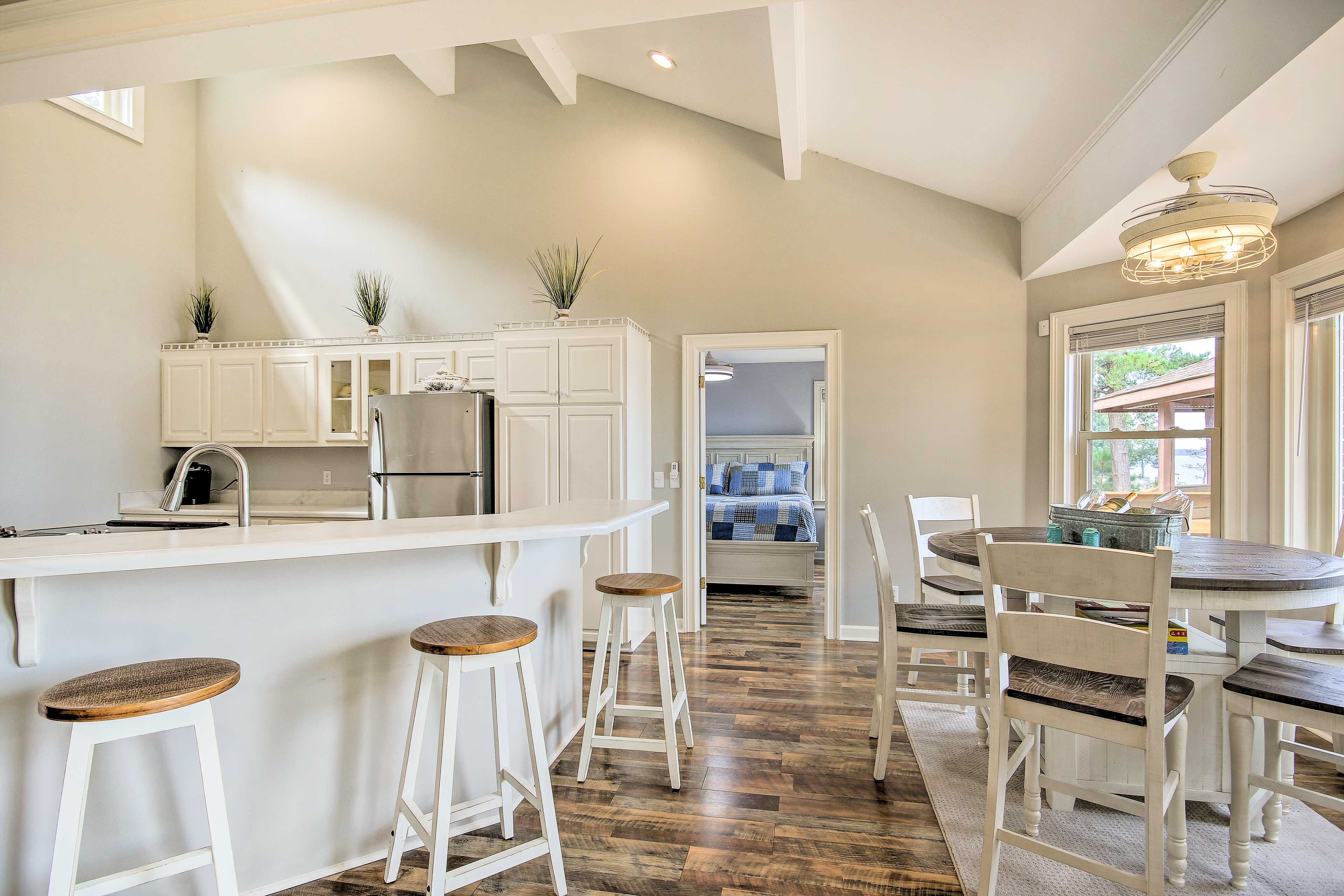 Dining Area | Dishware & Flatware Provided