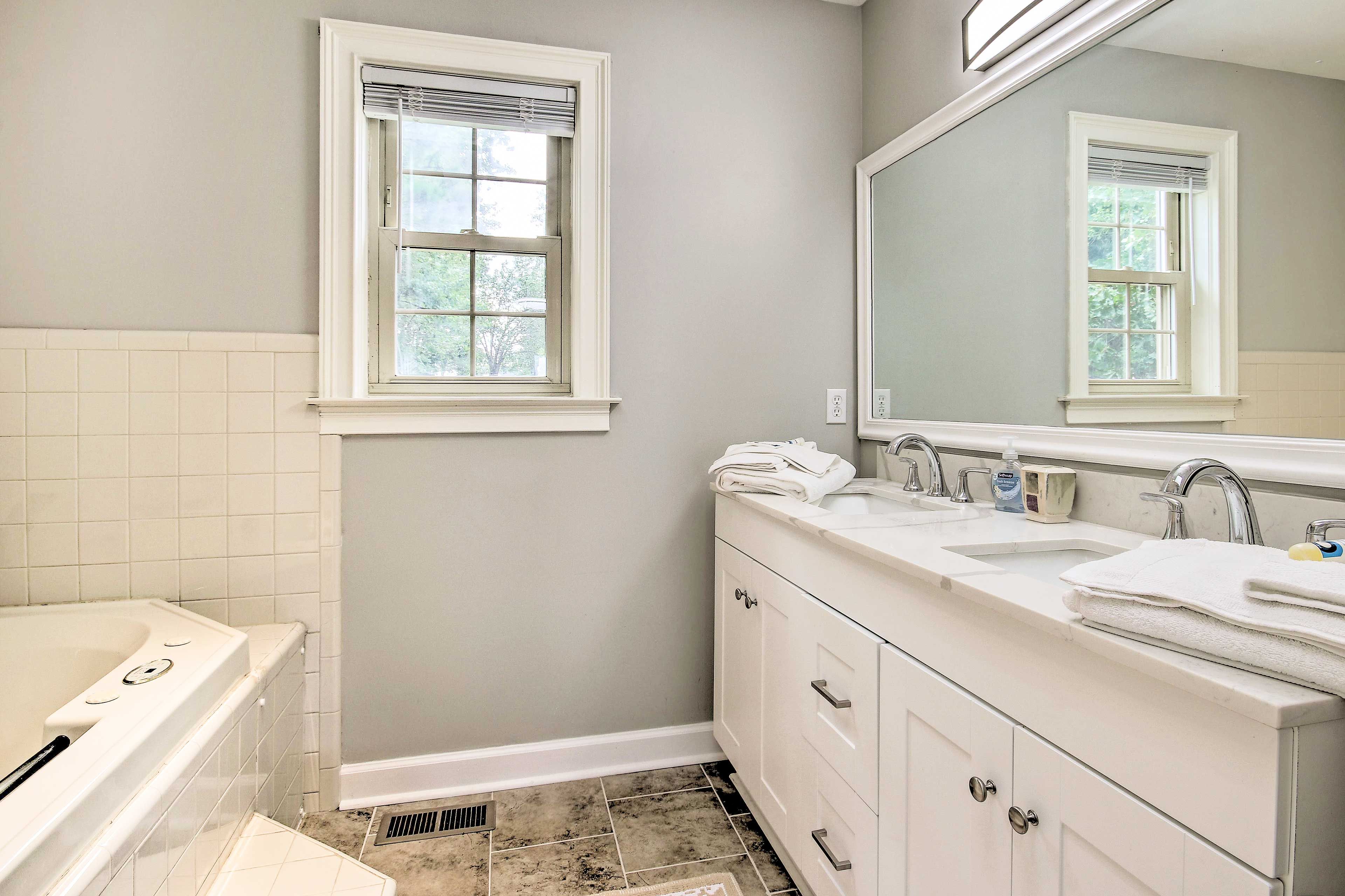 En-Suite Bathroom | Towels Provided | Complimentary Toiletries | Soaking Tub