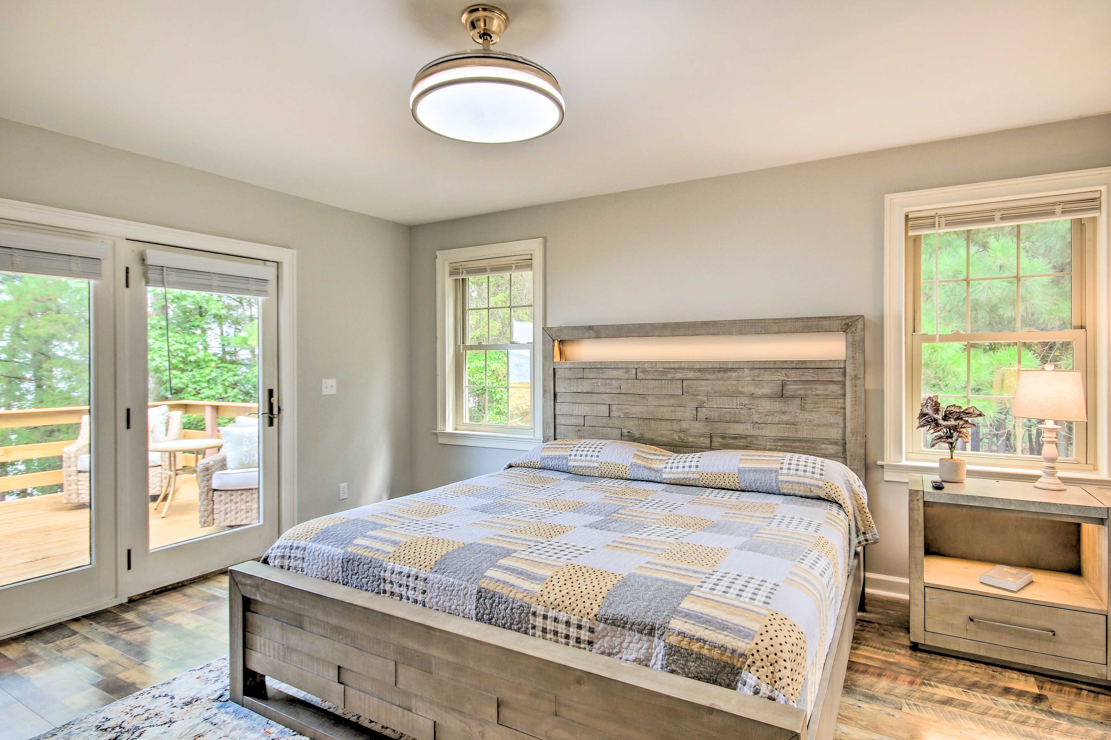 Bedroom 1 | King Bed | Smart TV | En-Suite Bathroom | Deck Access