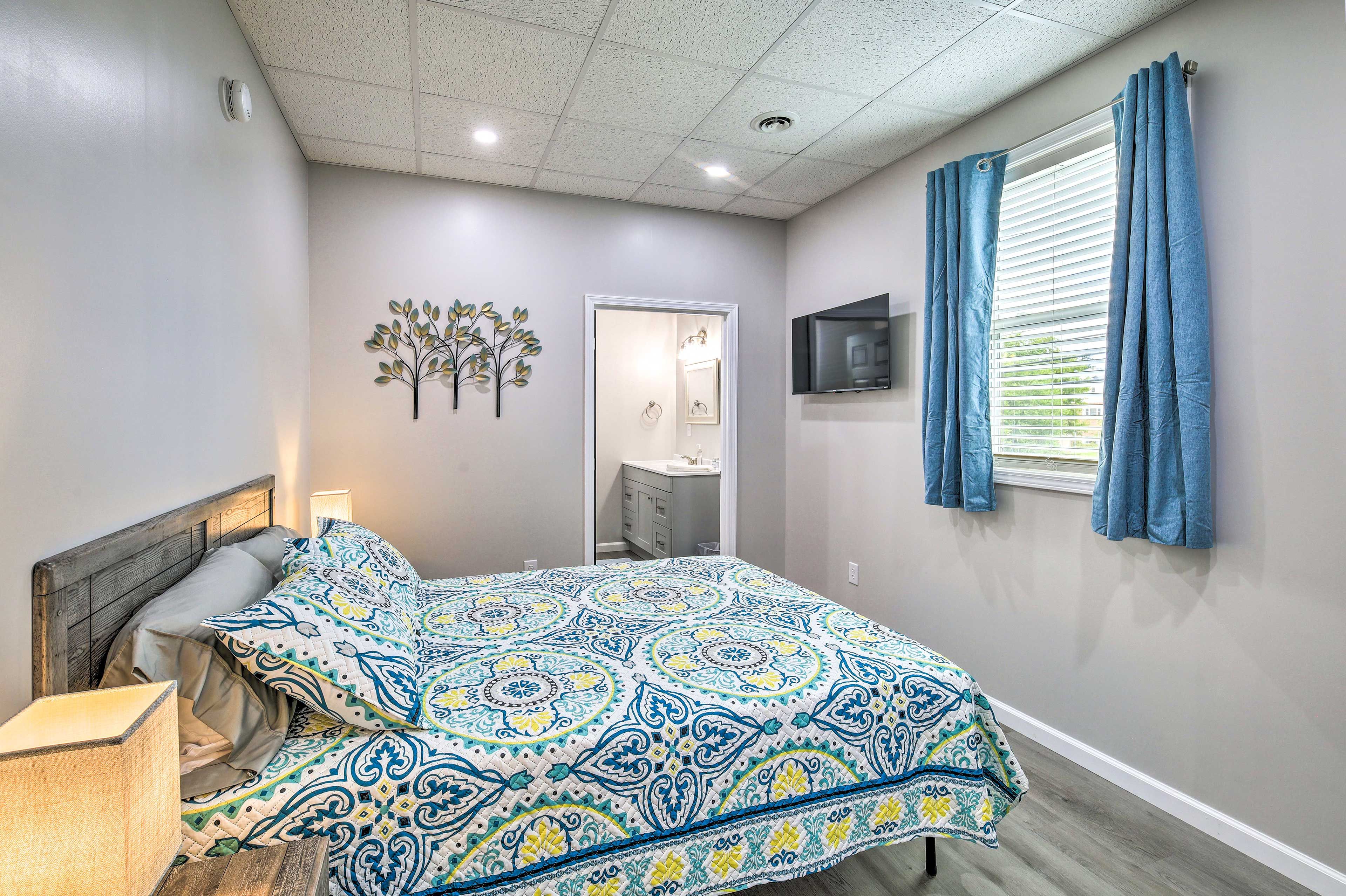 Bedroom 2 | Queen Bed | Smart TV