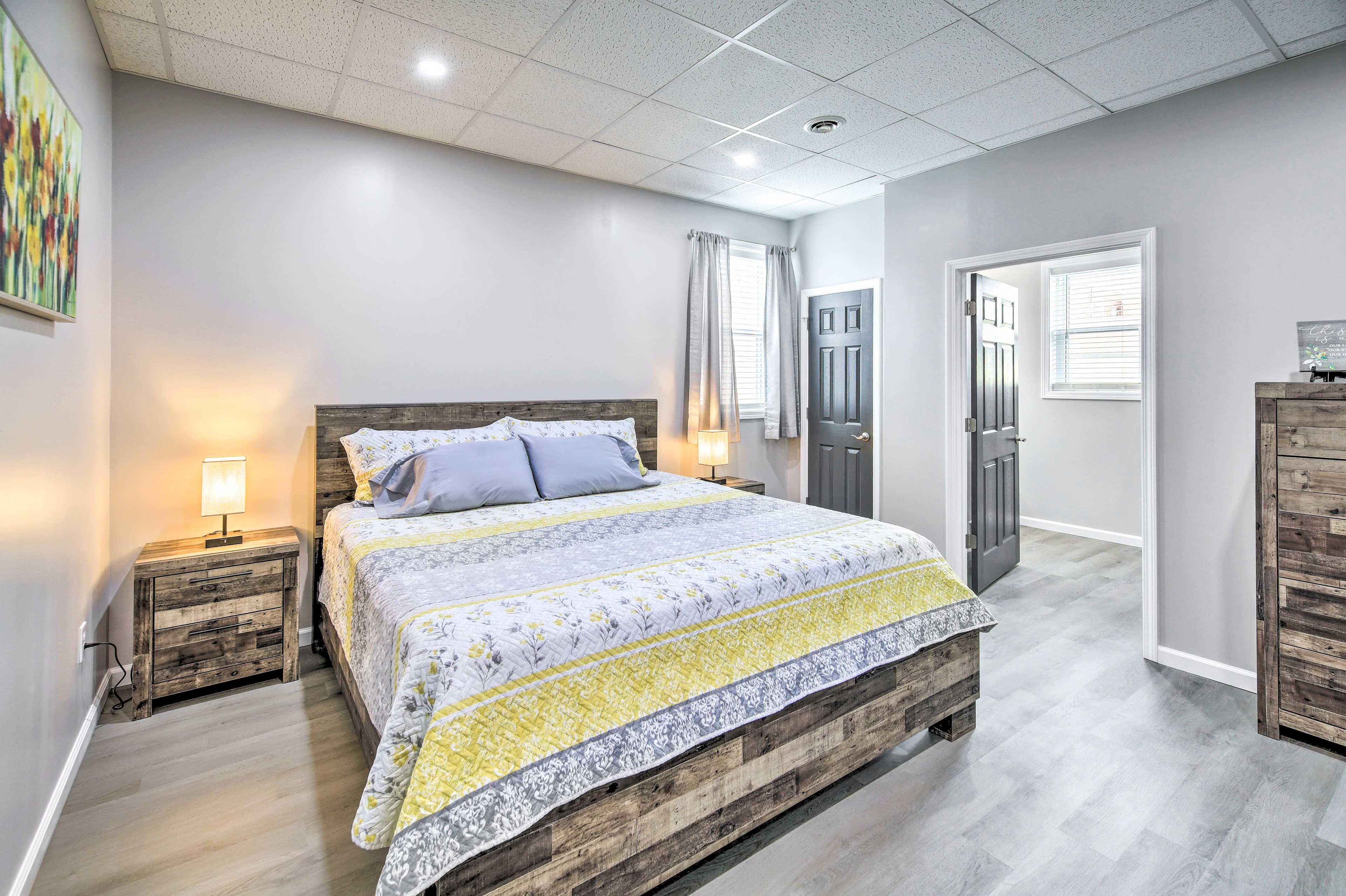 Bedroom 1 | King Bed | Smart TV