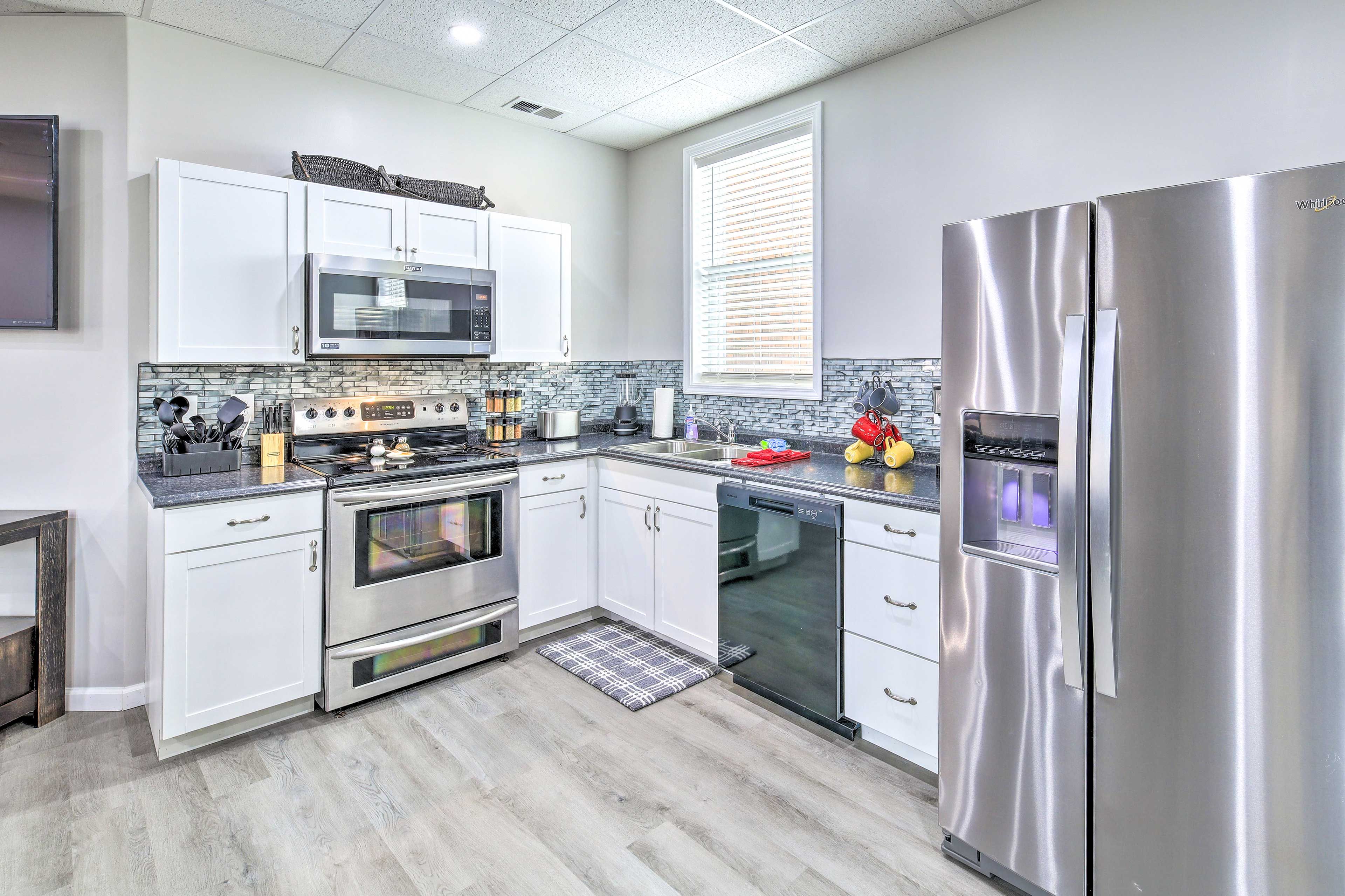 Kitchen | Paper Towels/Trash Bags Provided