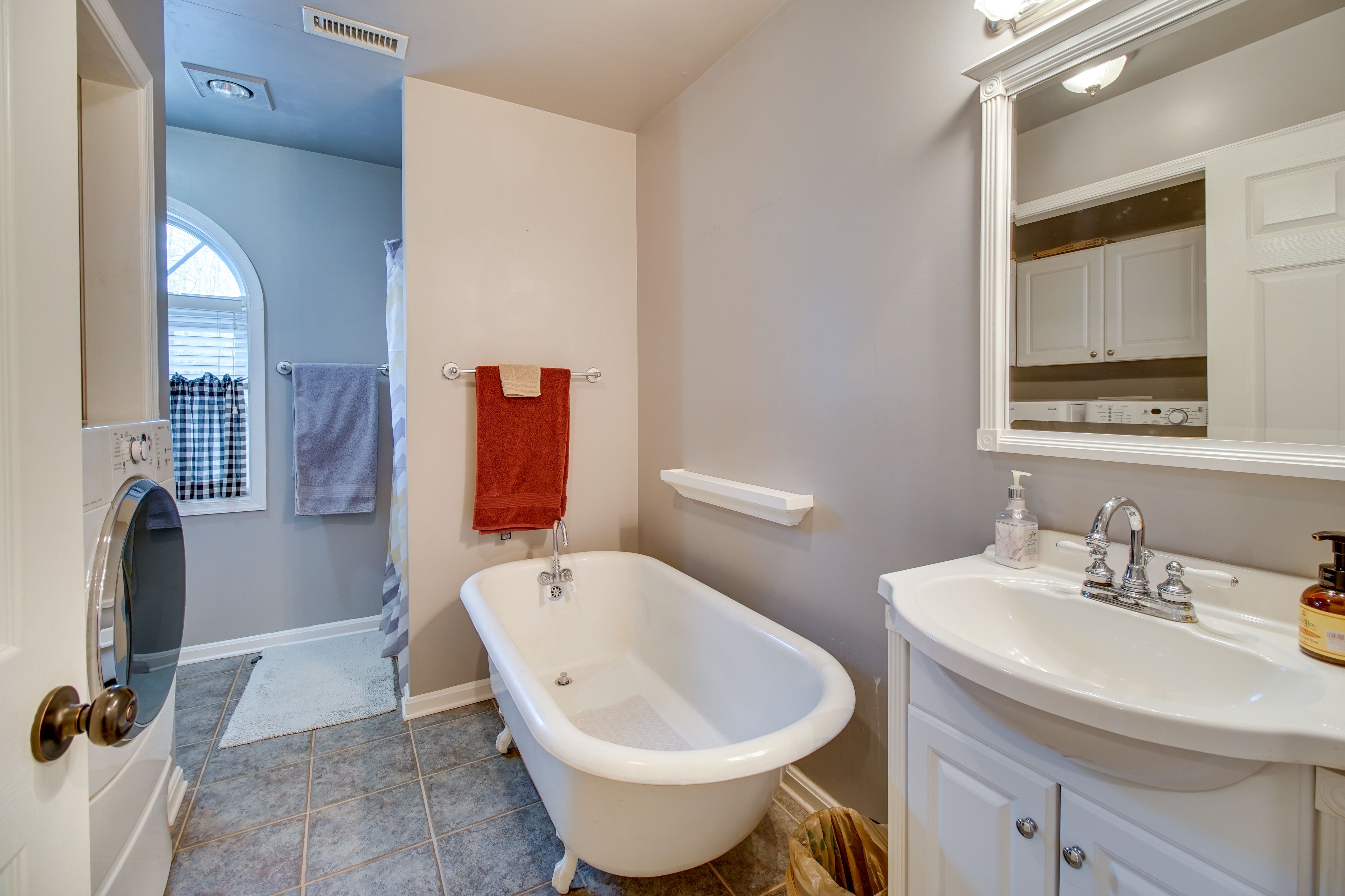 Full Bathroom | Complimentary Toiletries | In-Unit Laundry