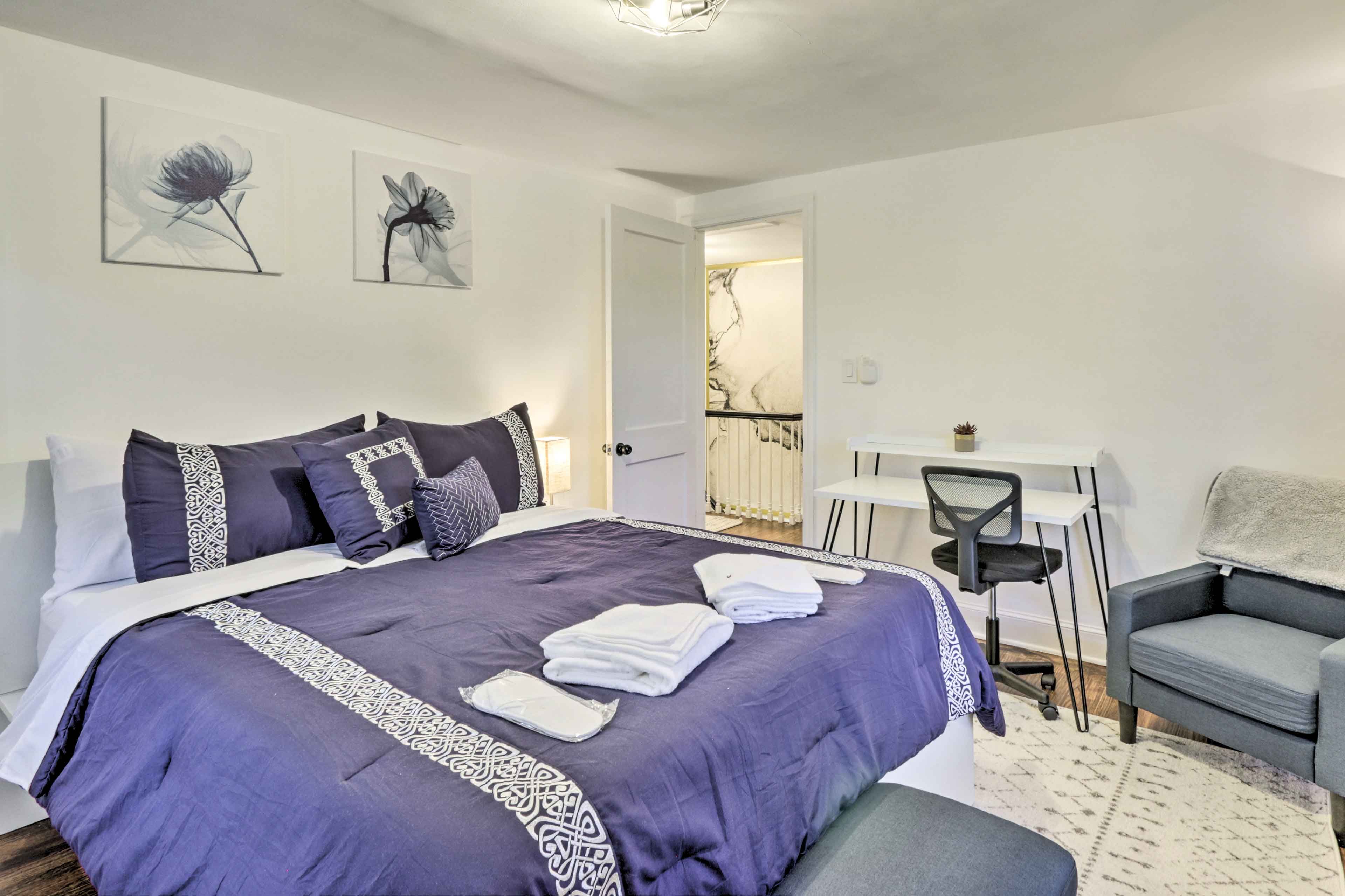 Bedroom 1 | Queen Bed