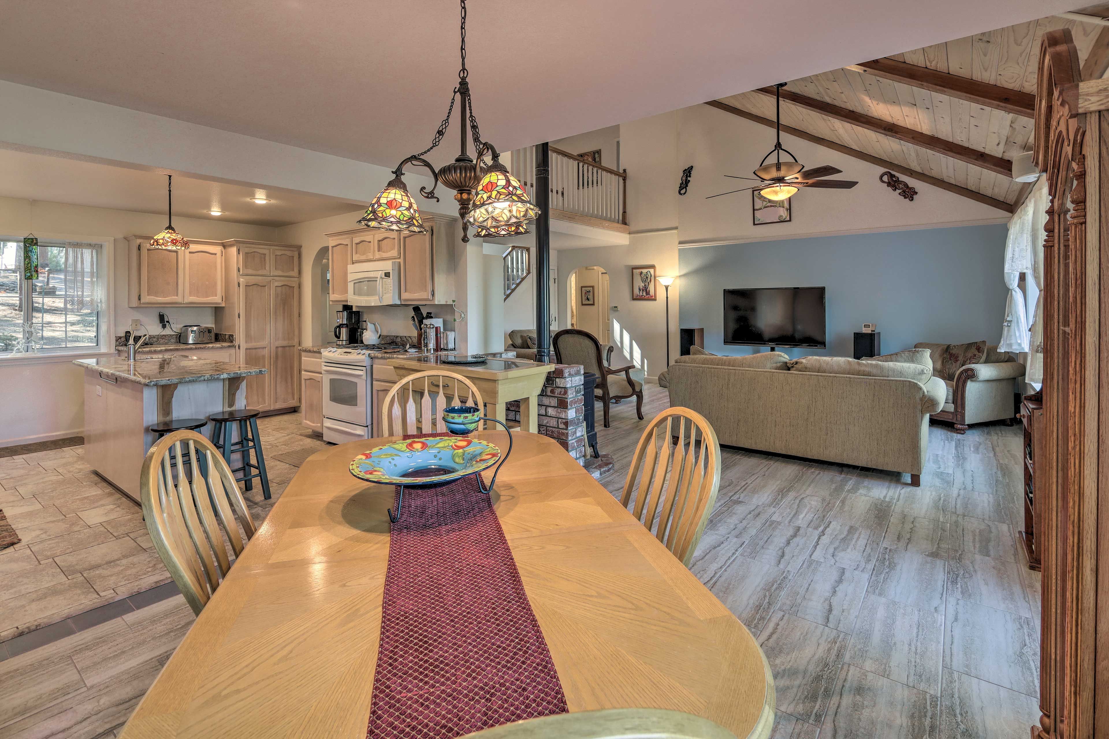 Dining Area | Dishware & Flatware Provided