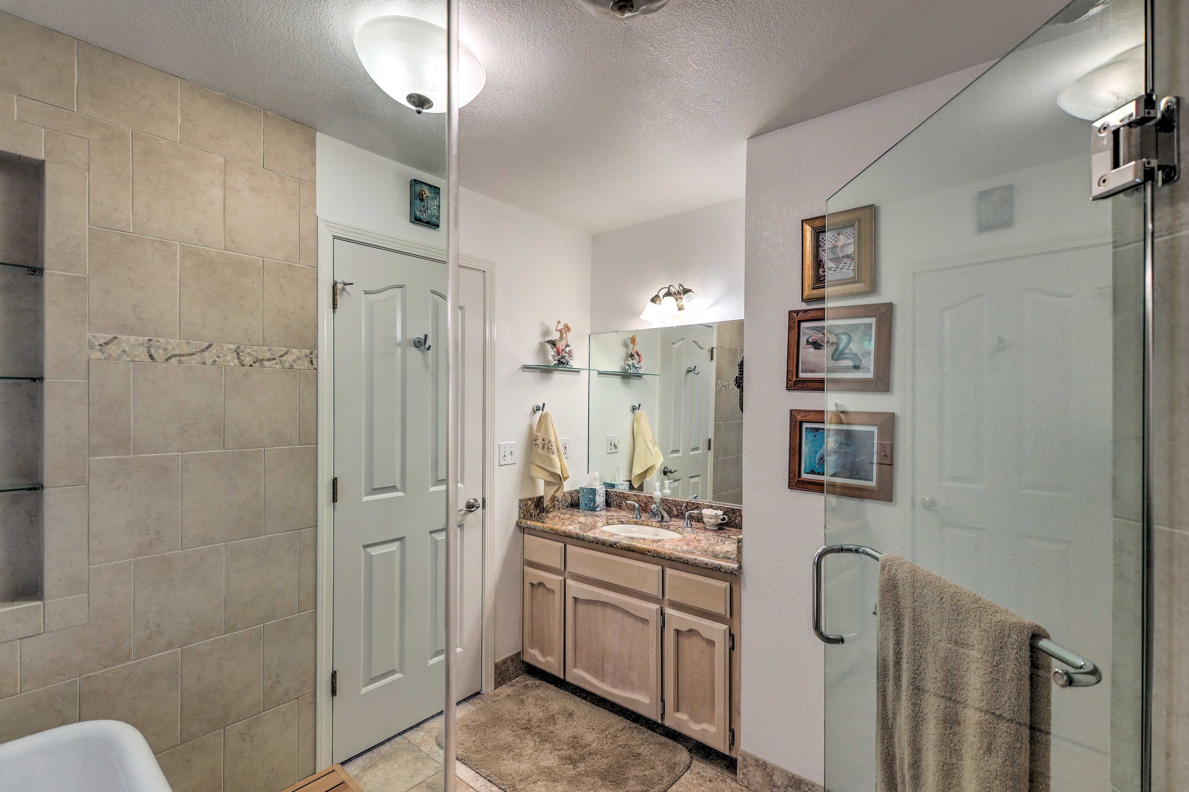 En-Suite Bathroom | Towels Provided | Complimentary Toiletries