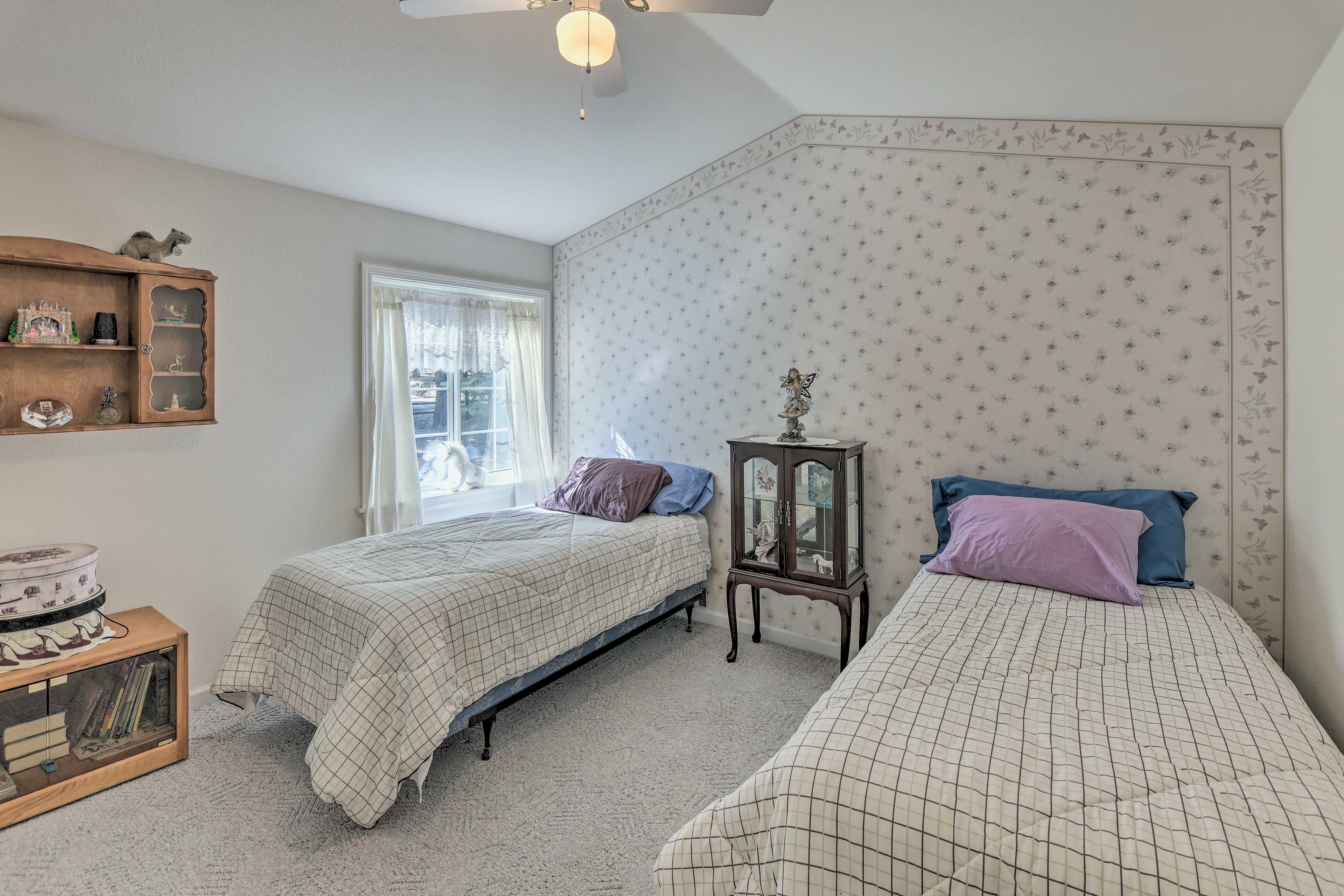 Bedroom 2 | 2 Twin XL Beds