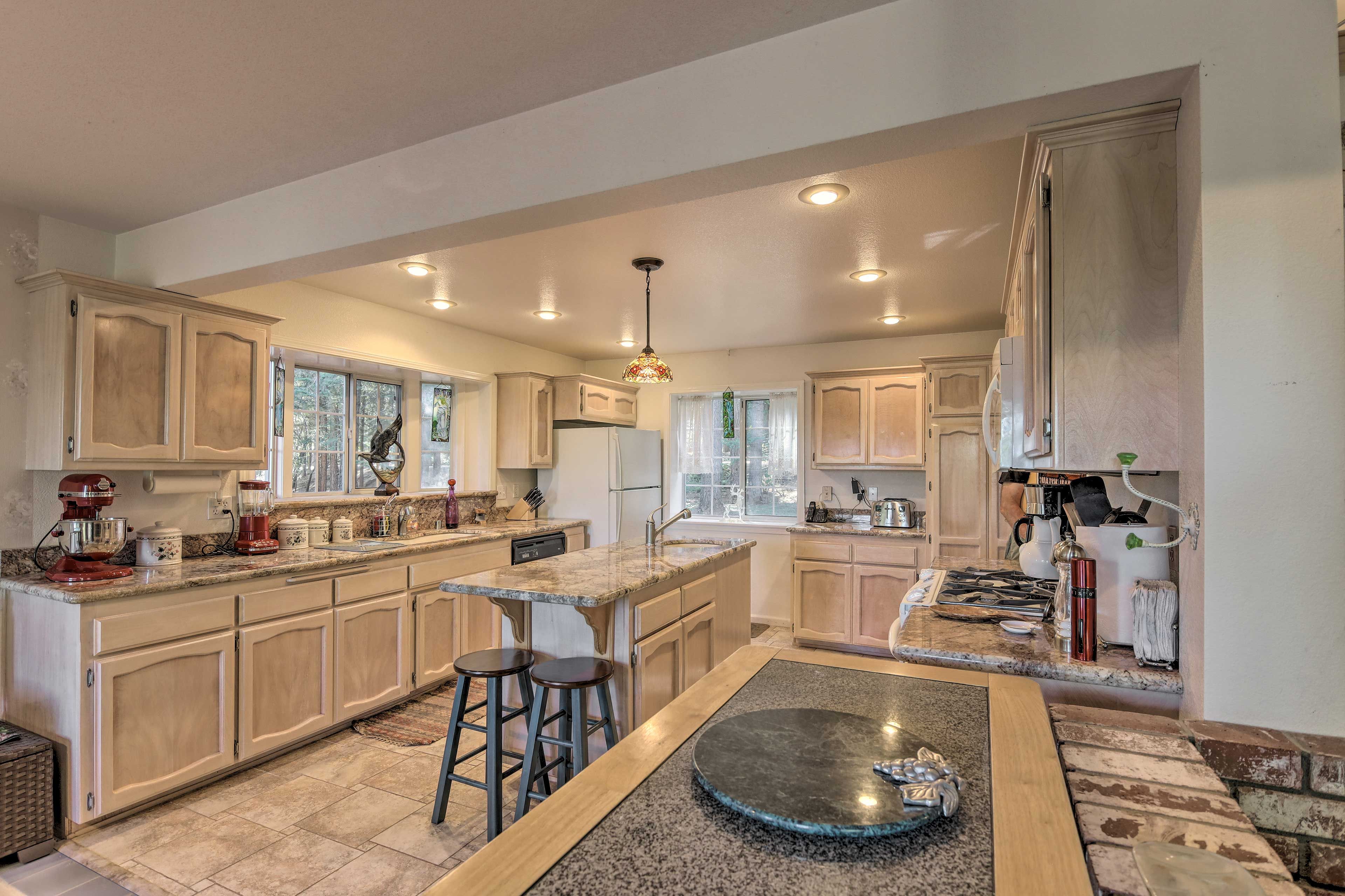 Kitchen | Cooking Basics | Coffee Maker | Paper Towels/Trash Bags Provided