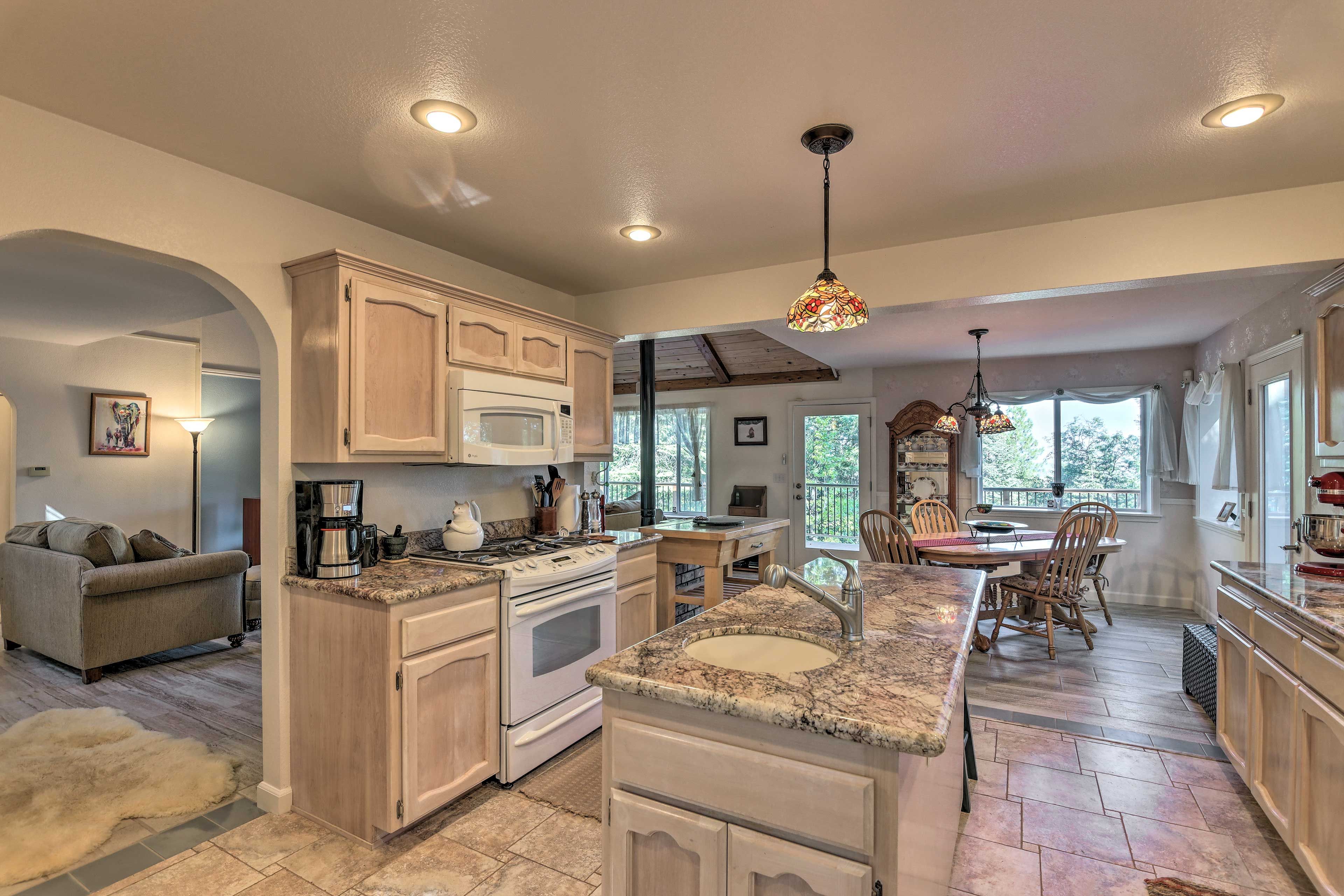 Kitchen | Keyless Entry | 2 Mi to Woodridge Lake